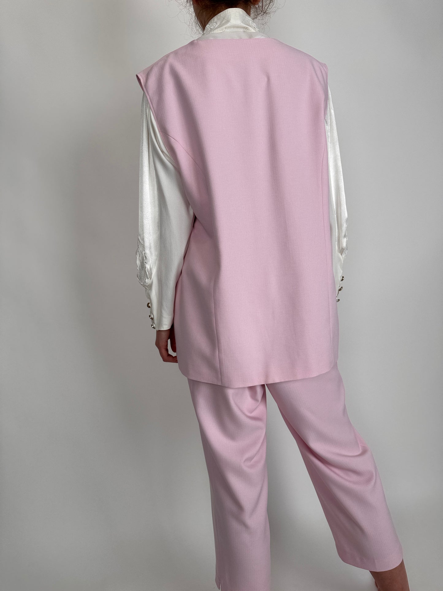 Costum baby pink cu vesta cambrata și pantaloni cu talie elastică