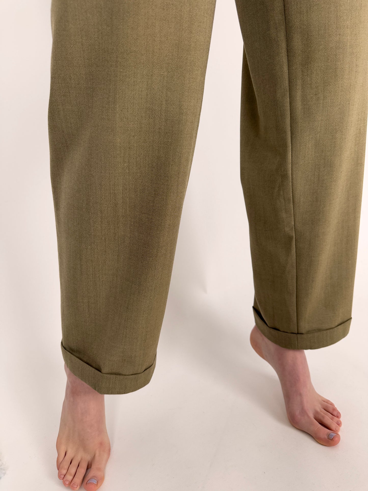 Pantaloni tall cu pense din stofă extrafina din mix de lana olive green