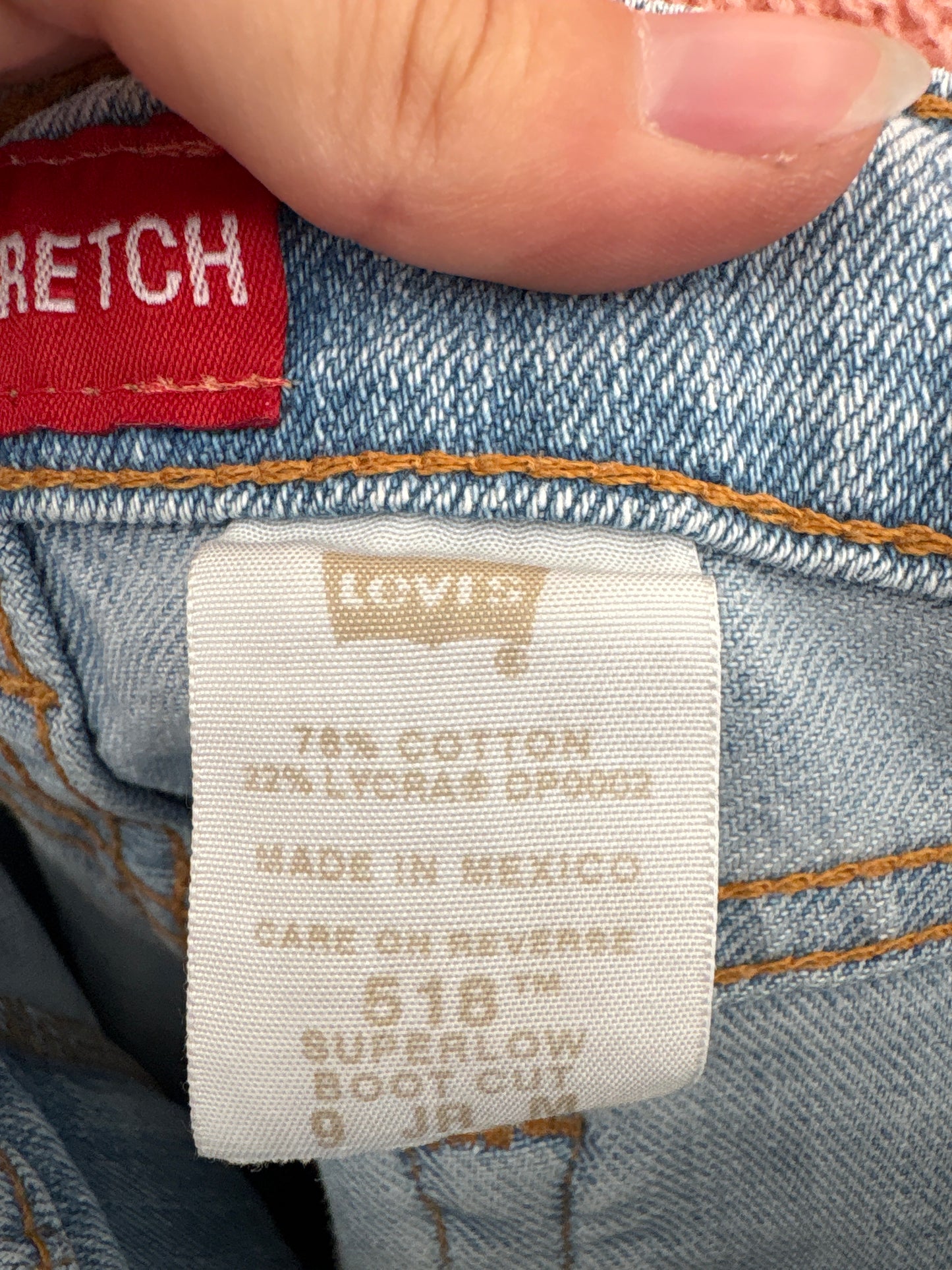 Jeans Levi’s vintage bootcut ușor strech în croi super în trend