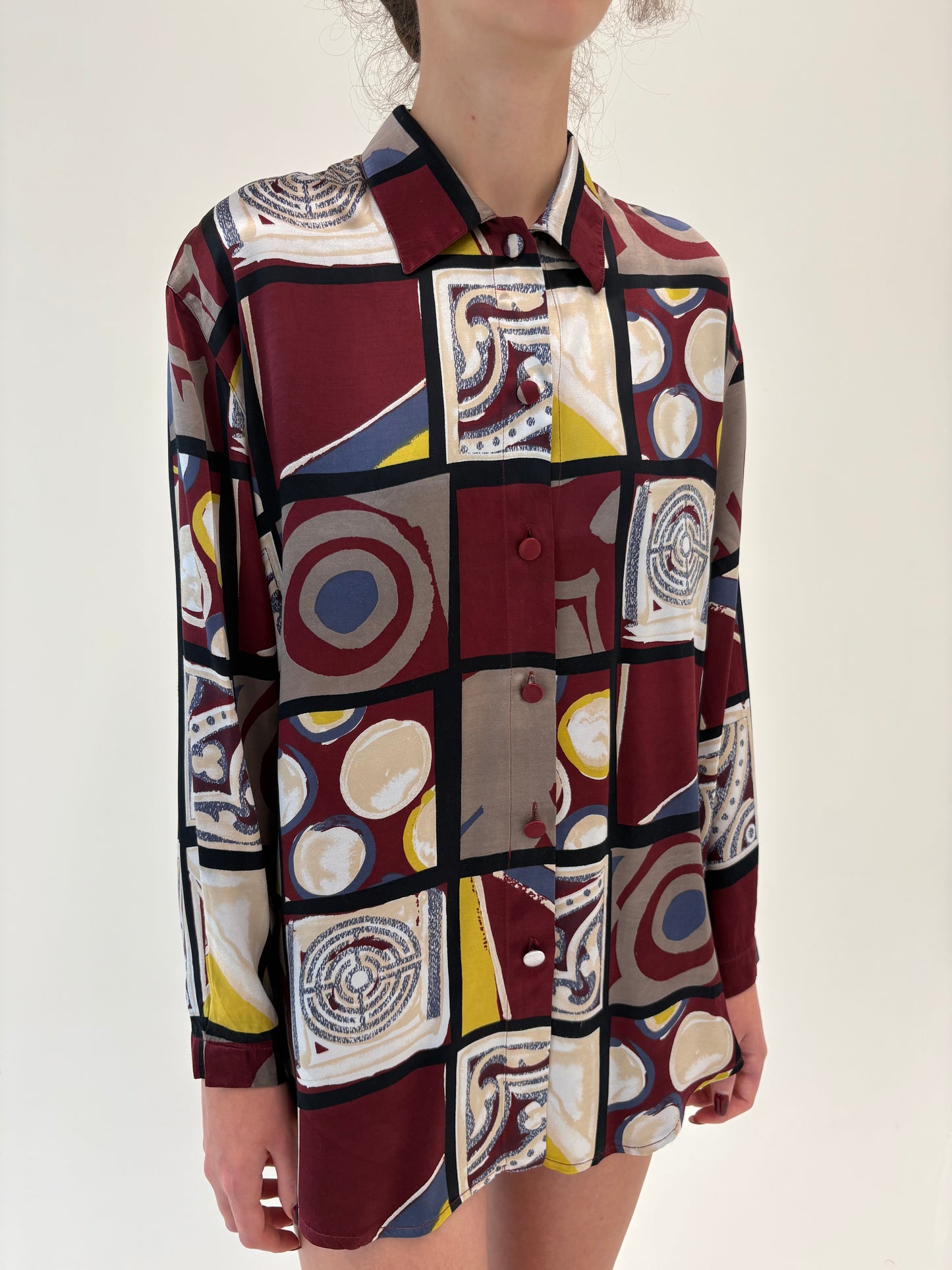 Cămașa vintage satinata cu print burgundy geometric