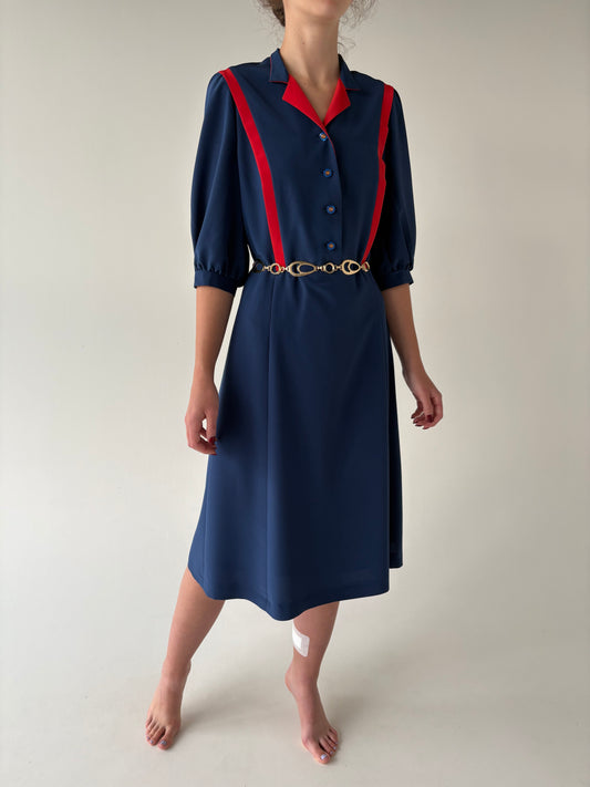 Rochie vintage cu talie marcată în combinație clasică de culori