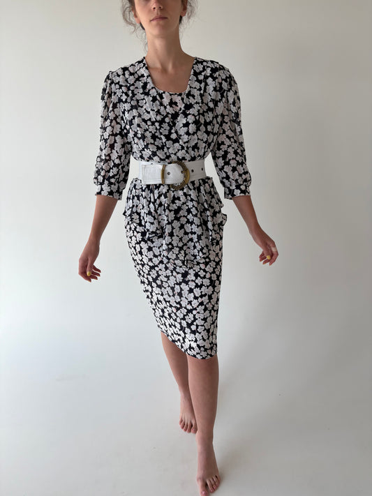 Rochie vintage cu print floral delicat și talie ultra marcată cu peplum