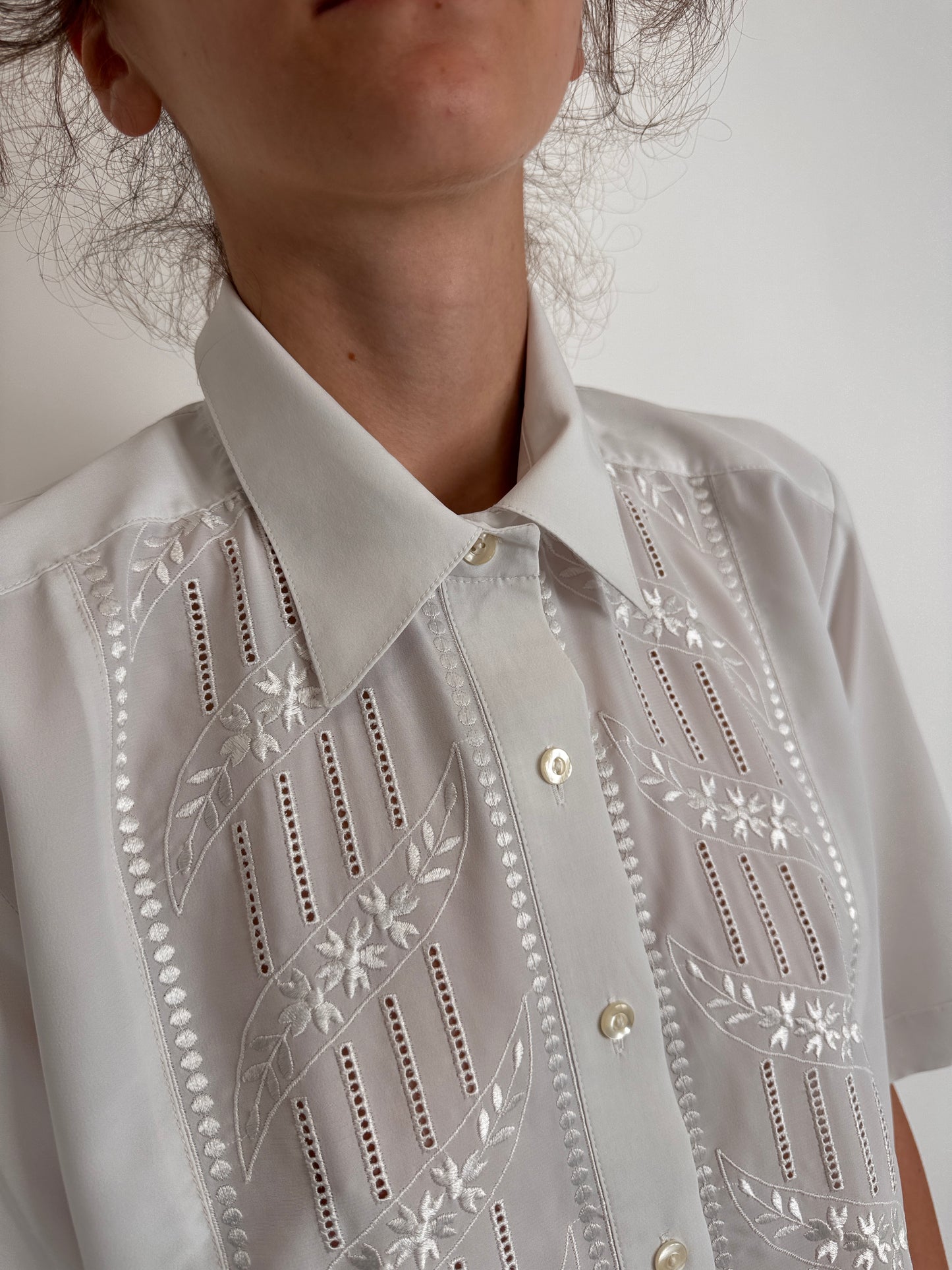 Cămașa vintage cu broderie fină perlata