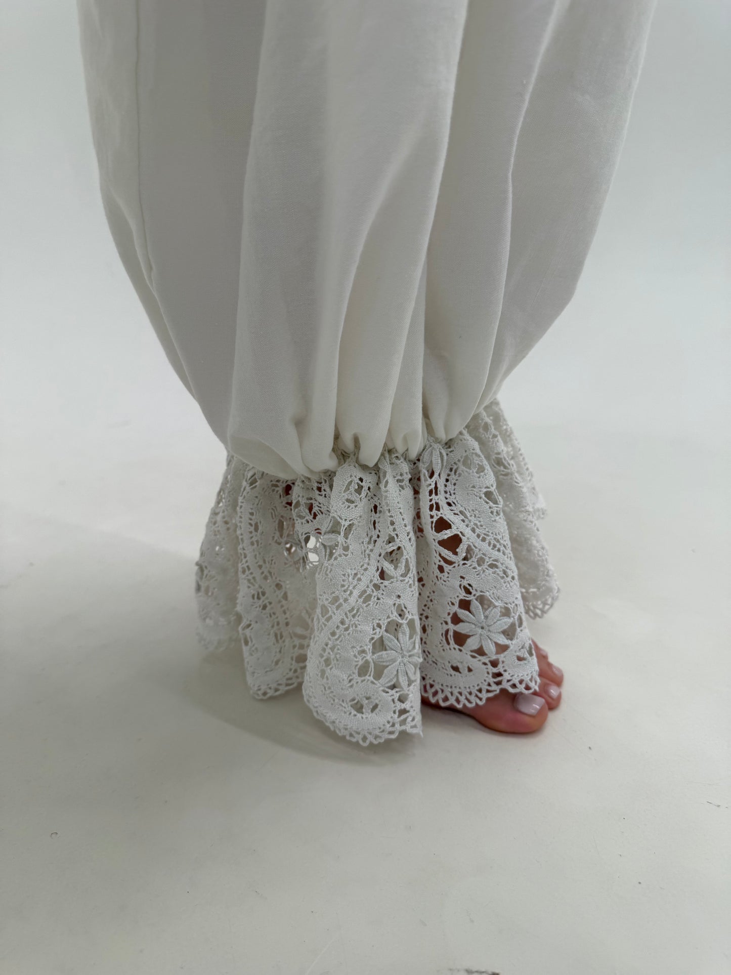 Pantaloni tall baloon cu talie ultra înaltă din pânză de in și macrame lucrat manual