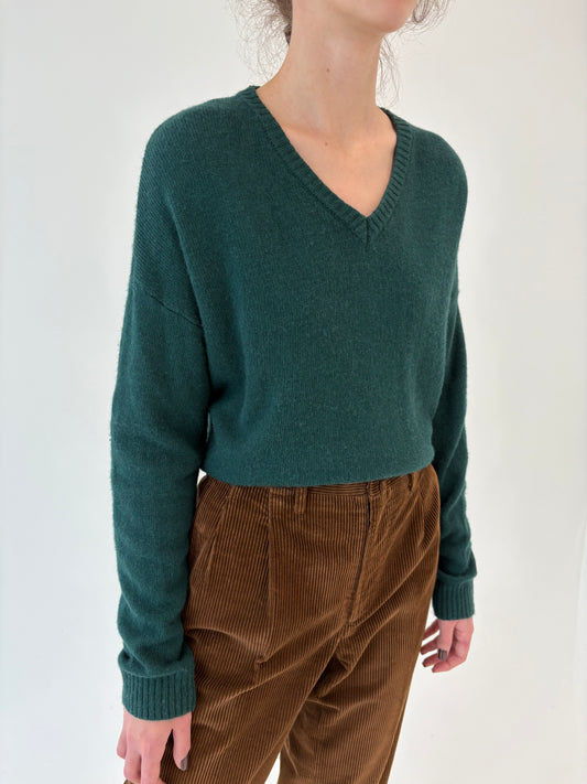 Pulover tall pine green din lana merino extrafina în croi lejer cu mânecă căzută