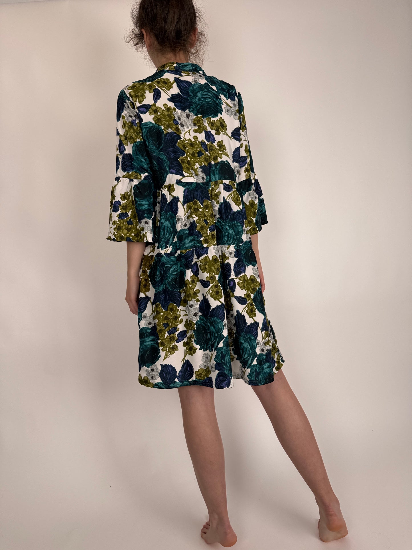 Rochie cu print floral superb în croi lejer și mâneci evazate