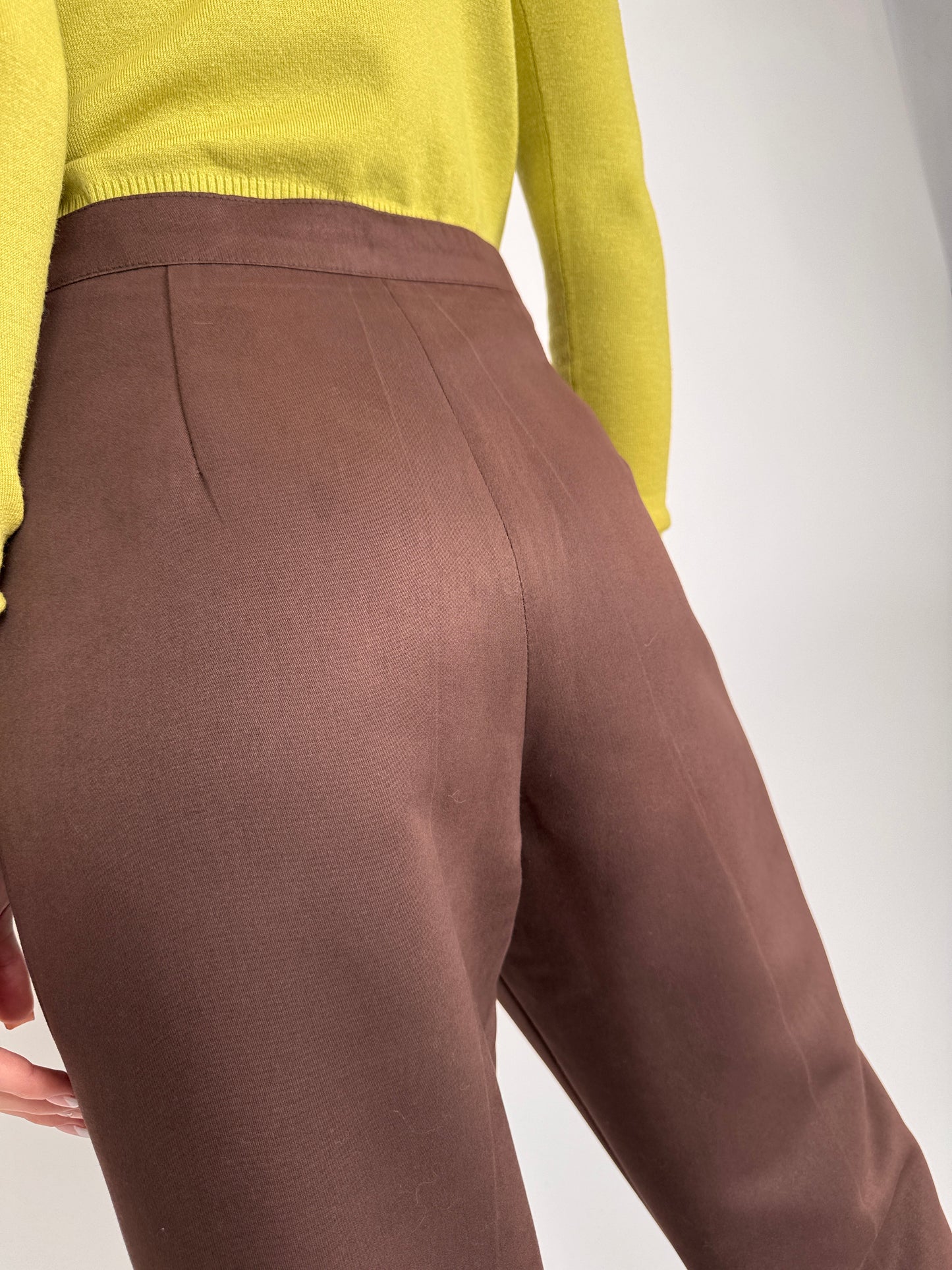 Costum chocolate brown petite cu nasturi argintii metalici