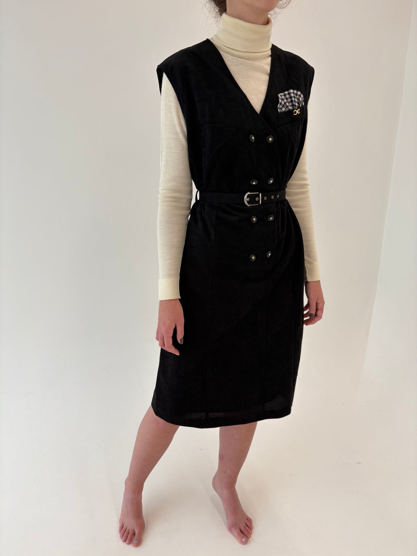 LBD vintage din catifea cu feronerie aurie și curea proprie