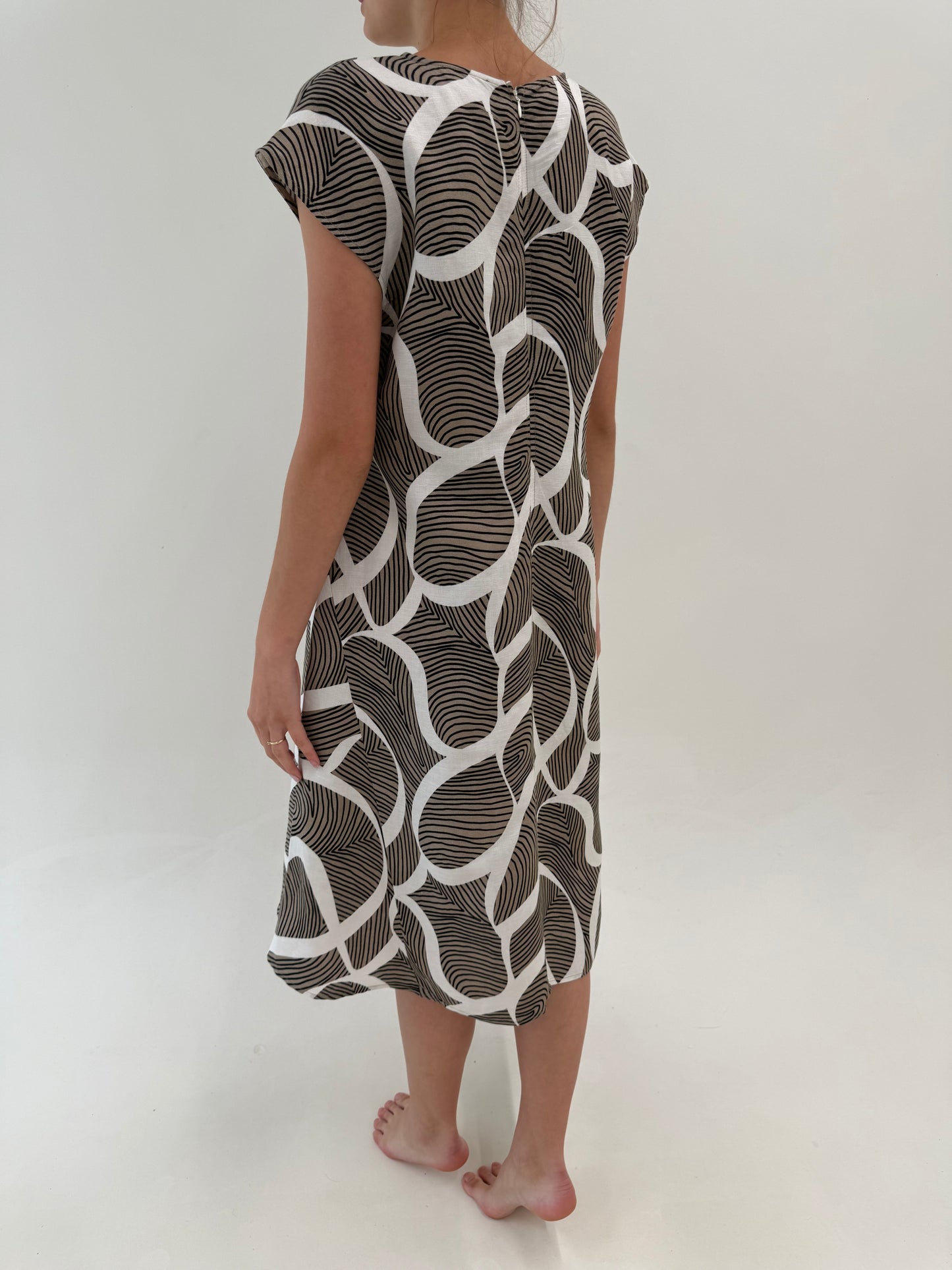 Rochie din pânză de in în croi minimalist și print actual