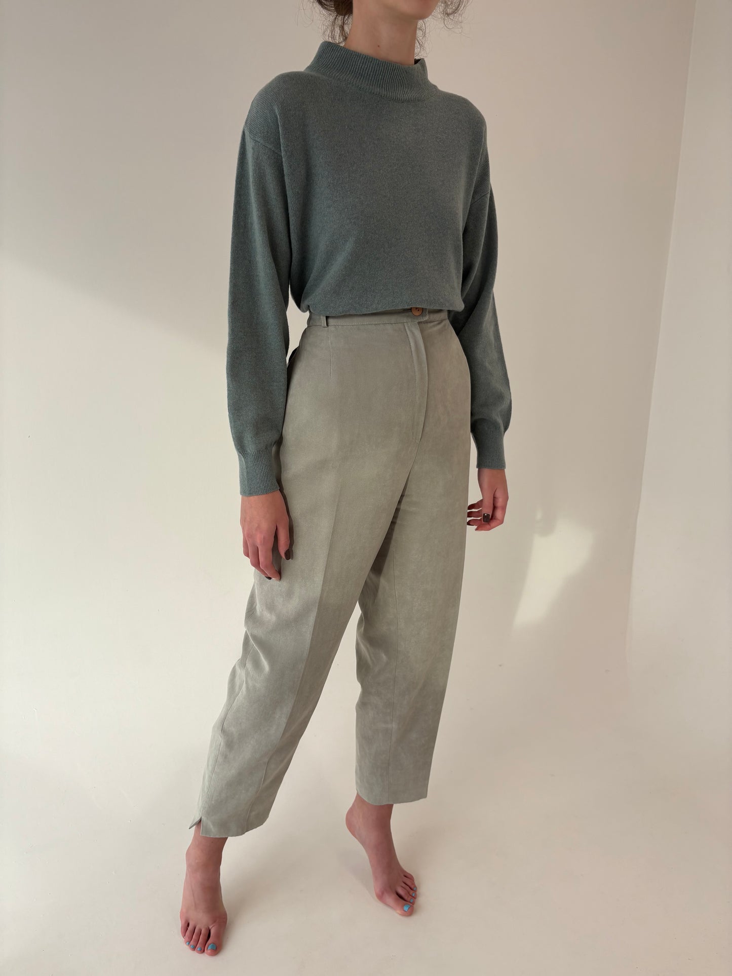Pantaloni Sage green cu talie ultra înaltă mom fit cu aspect de piele întoarsă