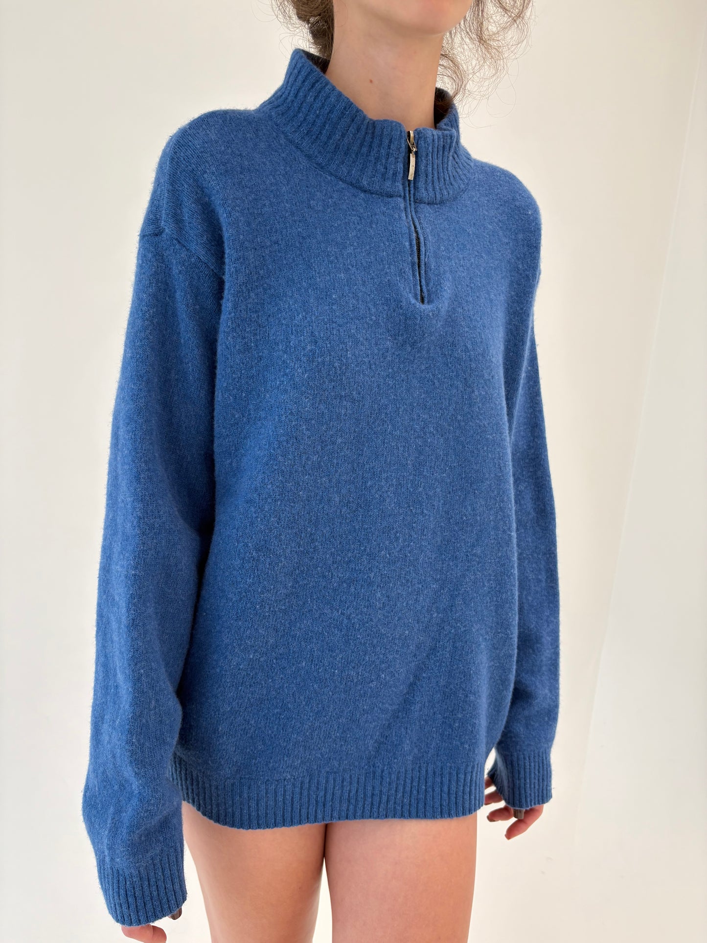 Maleta tall de gramaj mare albastru ciel cu influențe sport din lana merino