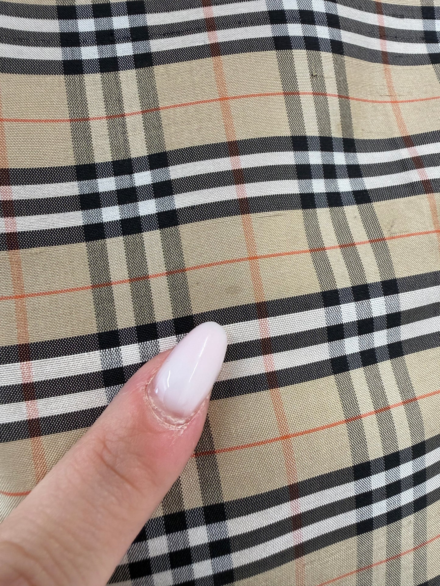 Cămașa cu print în stil Burberry ușor cambrata din mătase naturală ușor structurată