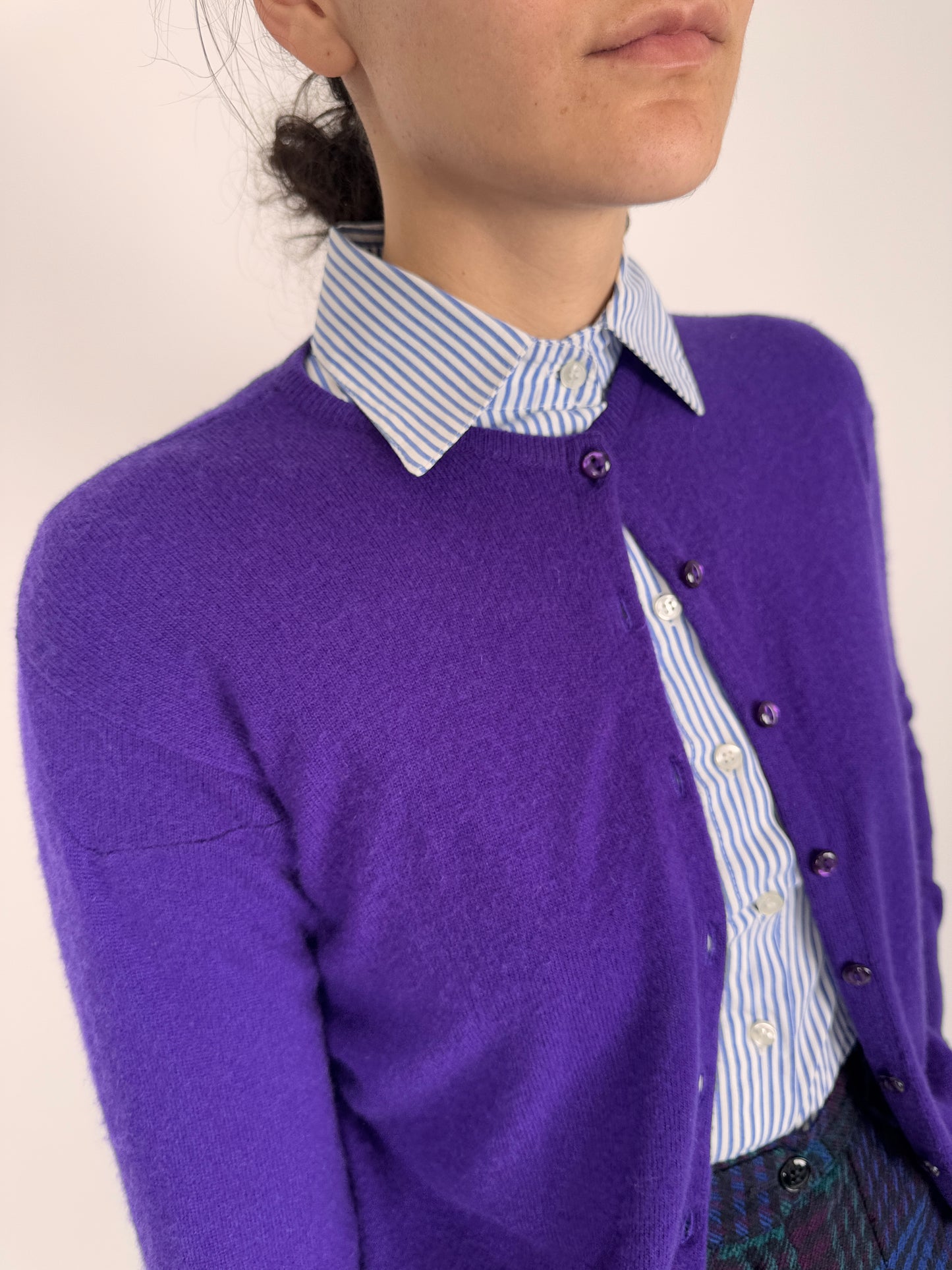 Cardigan tall electric violet din cașmir scoțian cu manșete înalte