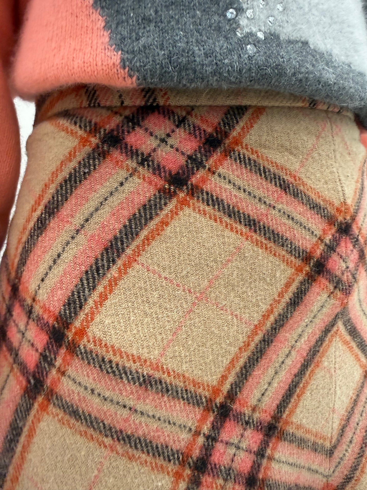 Fustă camel în bie din lana groasă în carouri burgundy ai roz