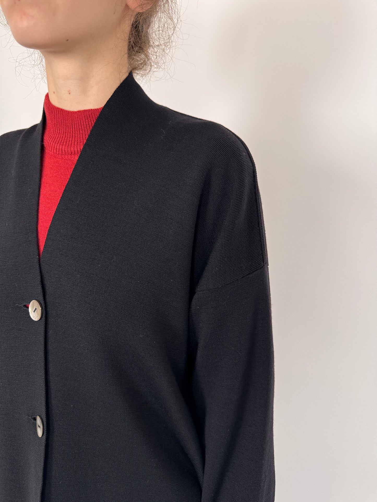 Cardigan lung negru minimalist din lana merino extrafina