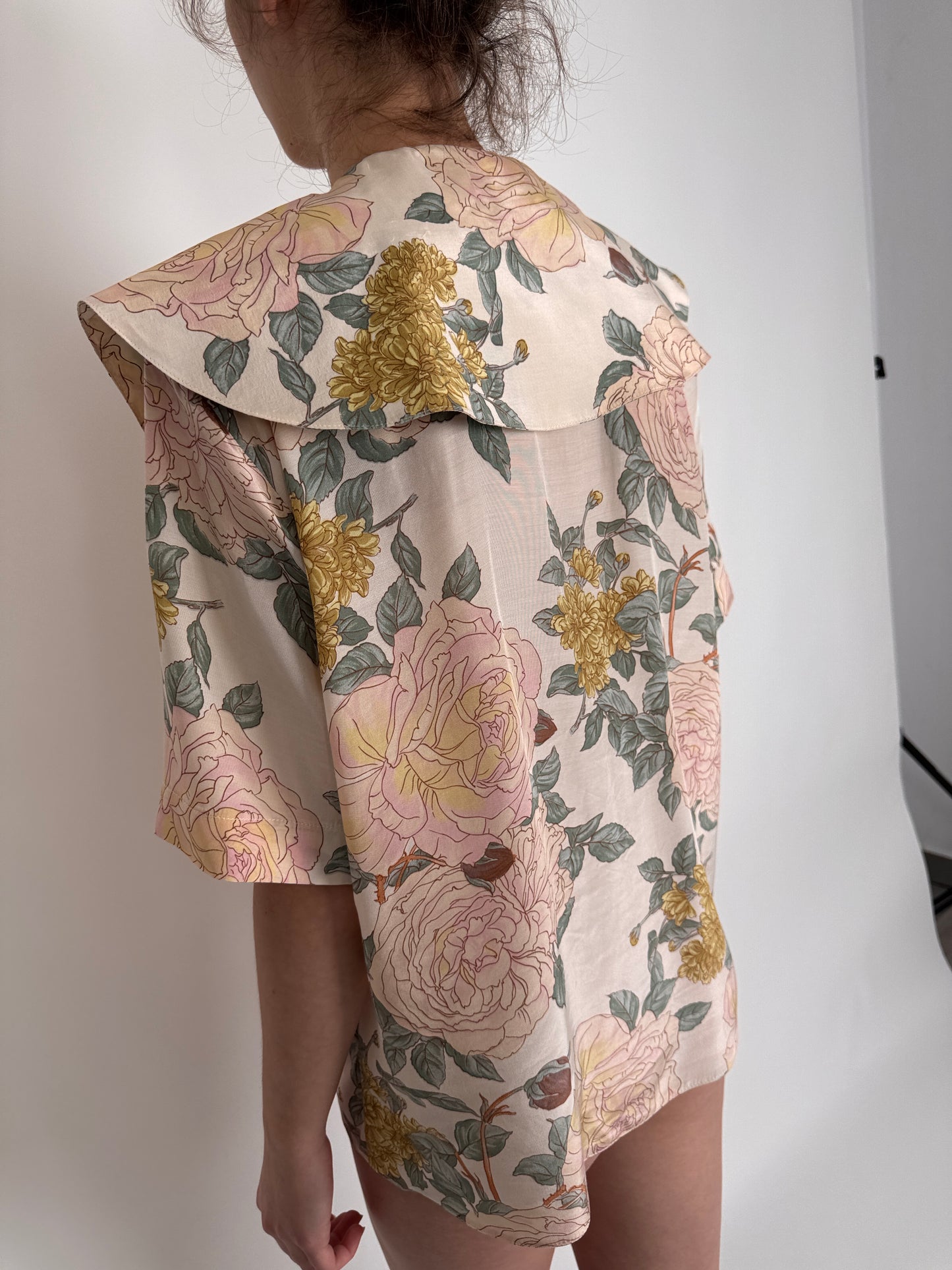 Cămașa vintage cu print floral superb în culori pudrate