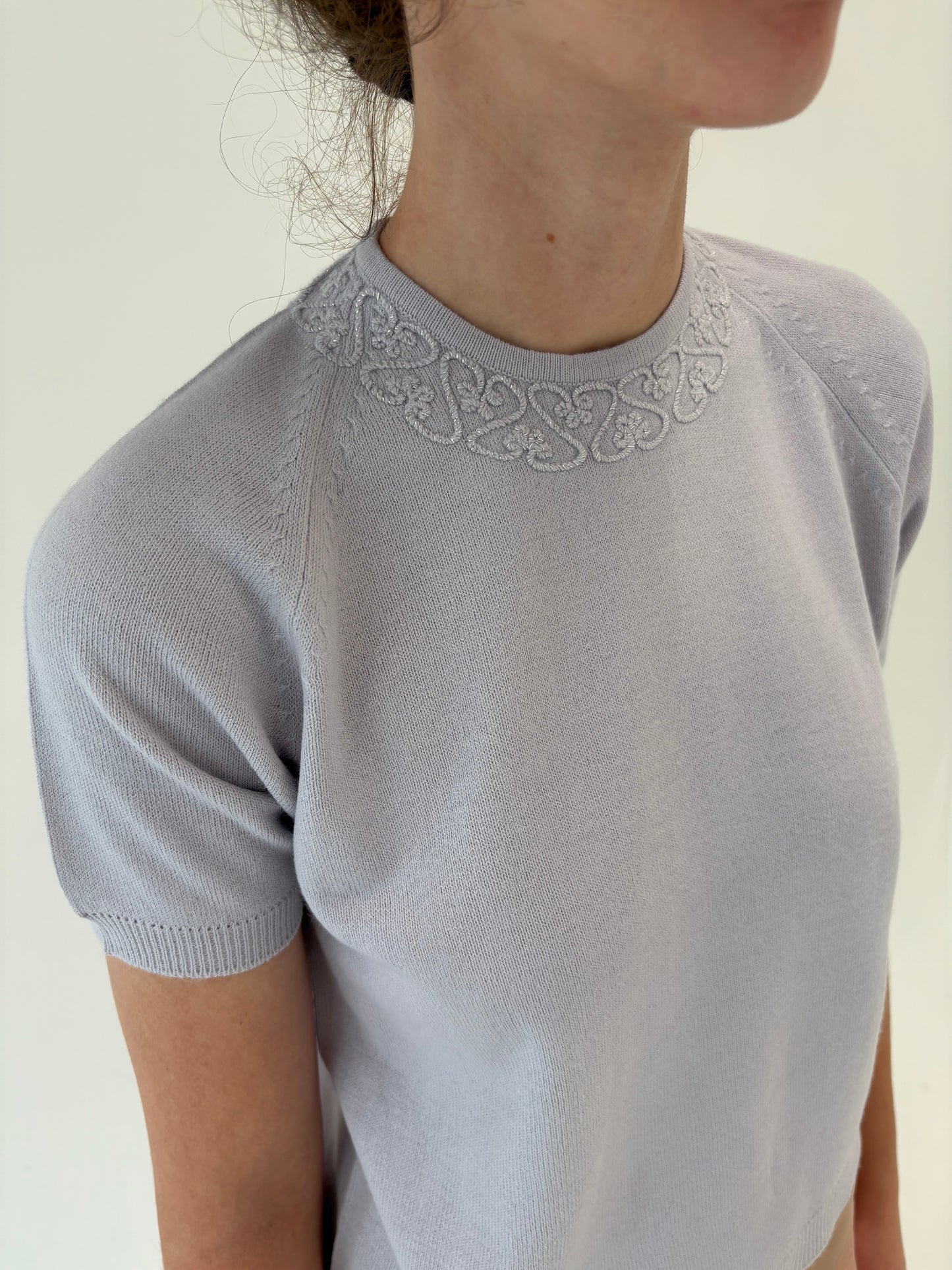 Set light lavender petite cu broderie manuală din mix de lana extrafina