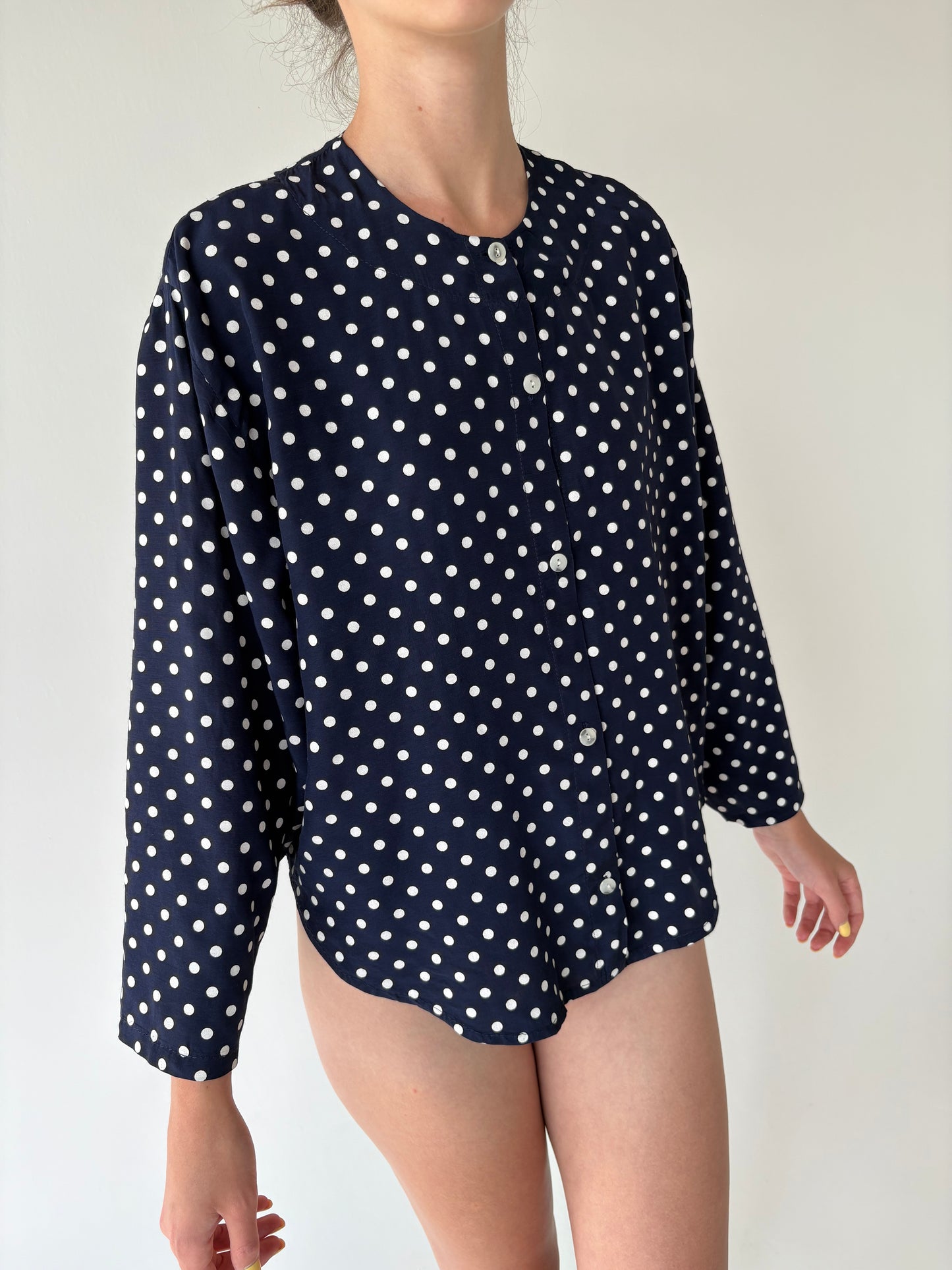 Cămașa vintage cu buline în croi minimalist