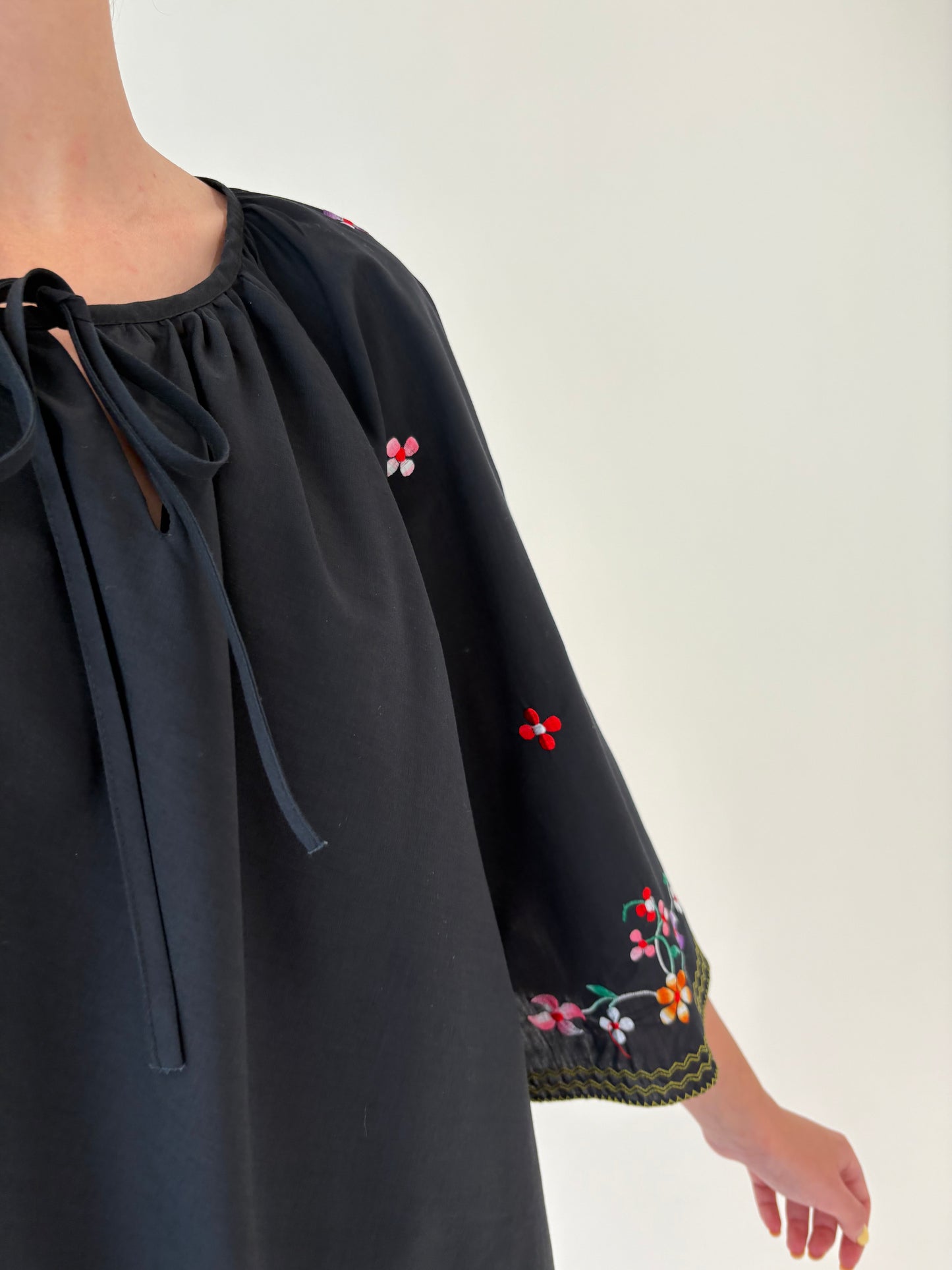 Tunica neagra cu broderie manuală excepțională din pânză de bumbac