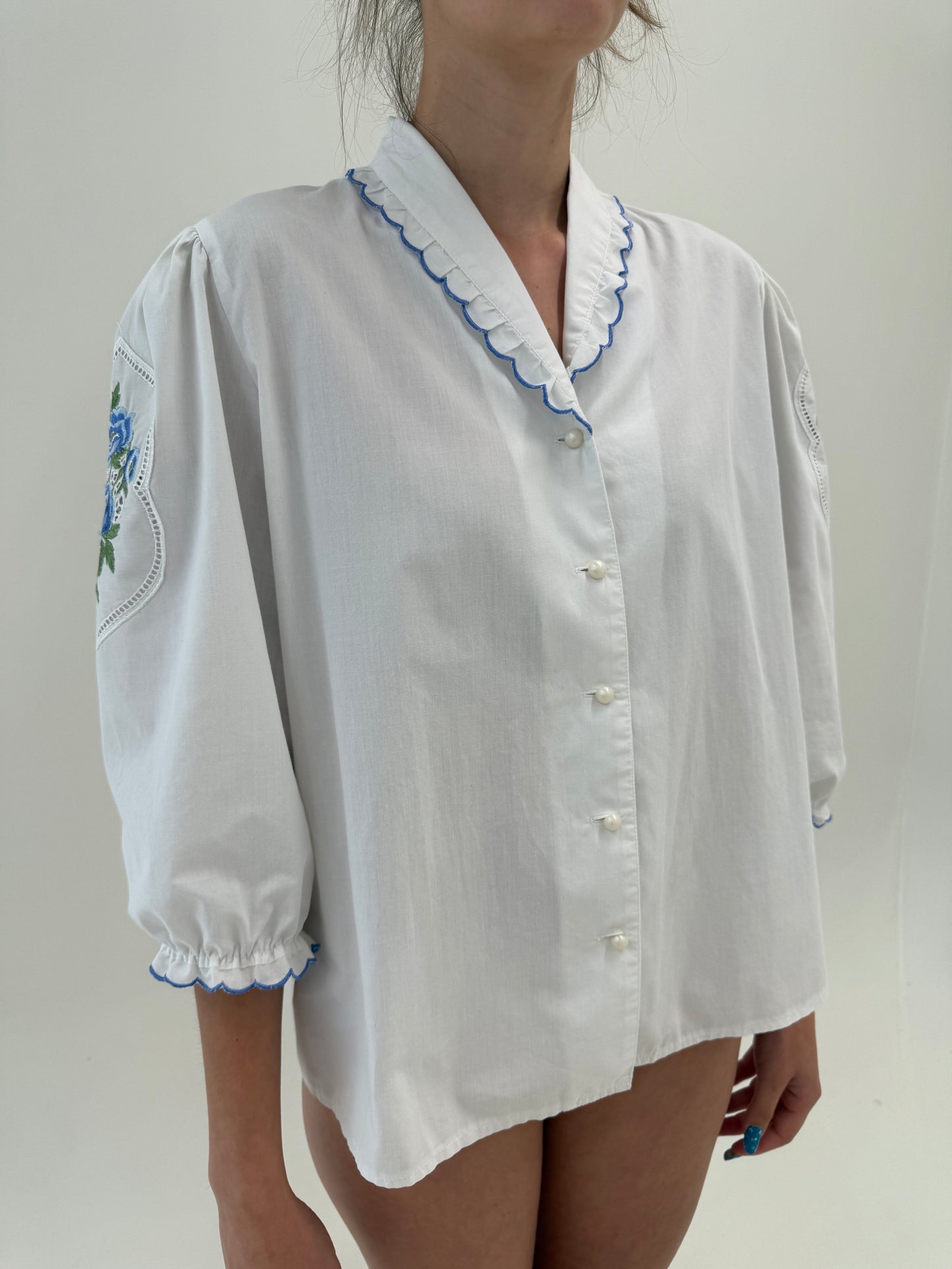 Cămașa vintage cu broderie superbă albastru regal și mâneci ușor bufante