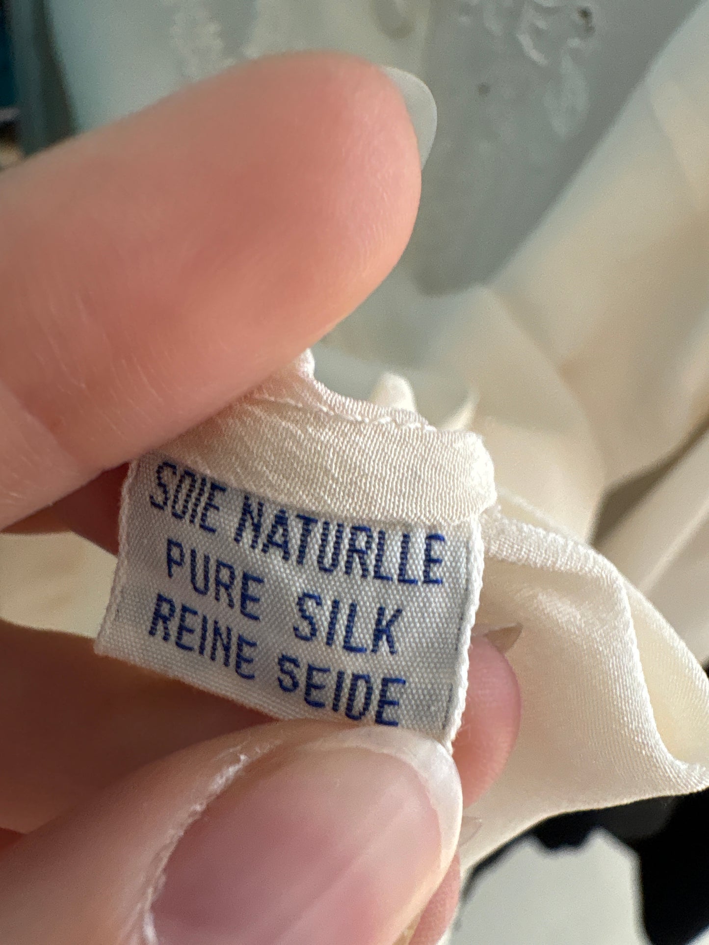 Cămașa din mătase naturală cu broderie manuală super elaborată