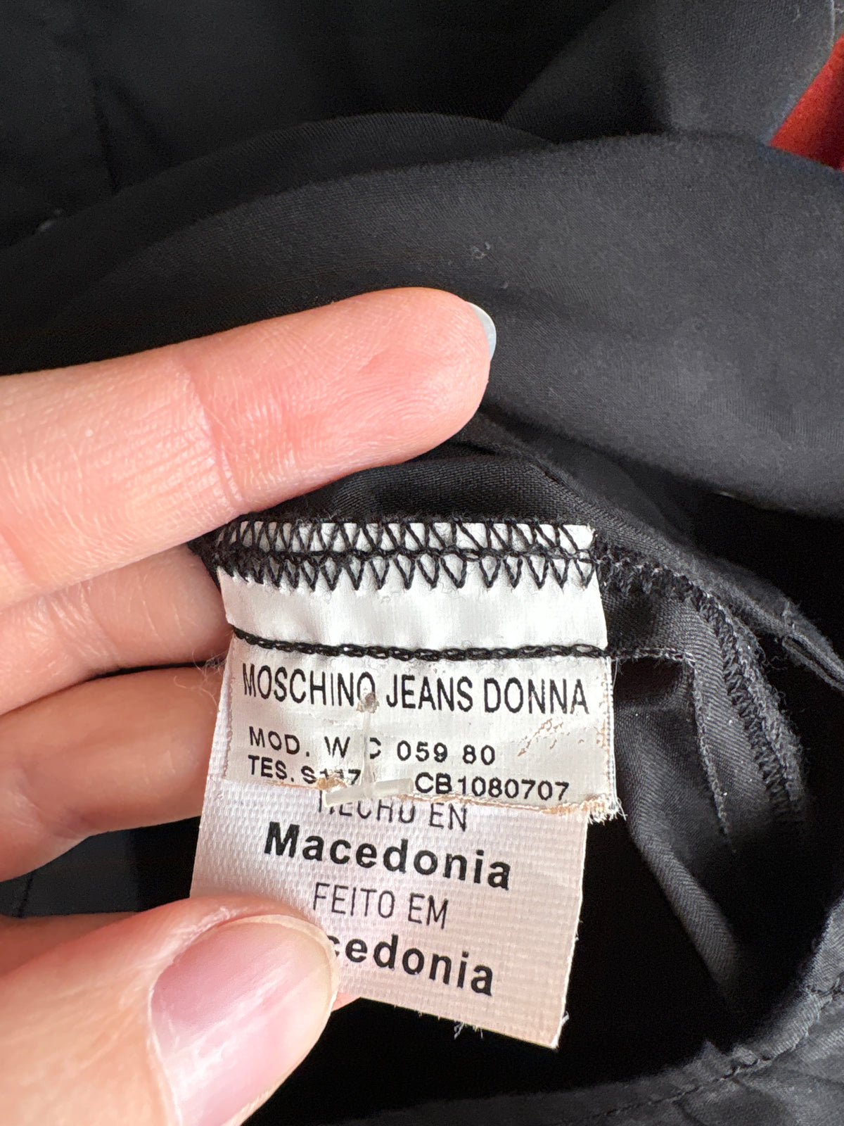 Cămașa Moschino neagră cu broșă cu cristale inclusă din poplin de bumbac confort