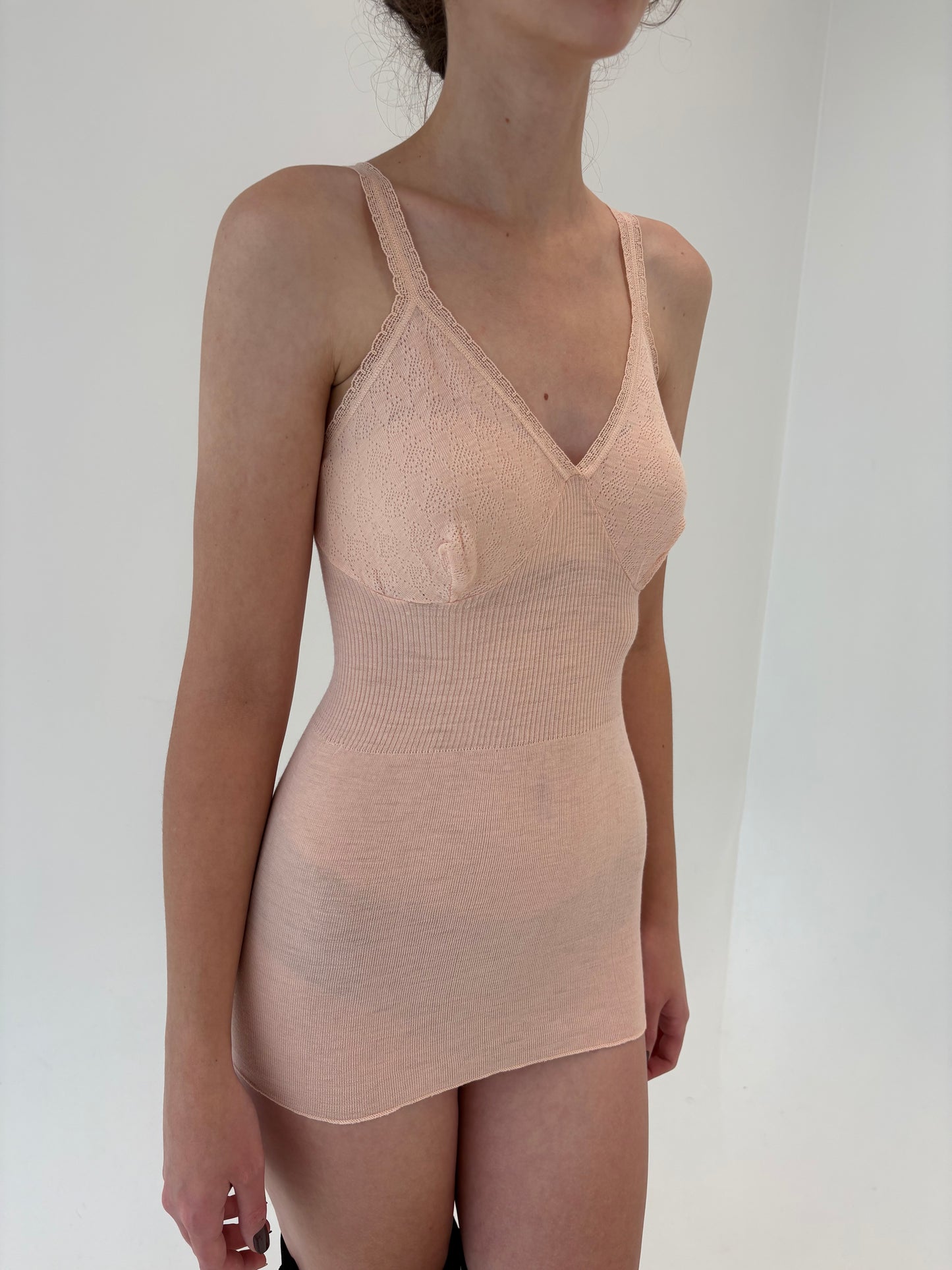 Maieu cambrat rose nude din lana pura certificată extrafina nou
