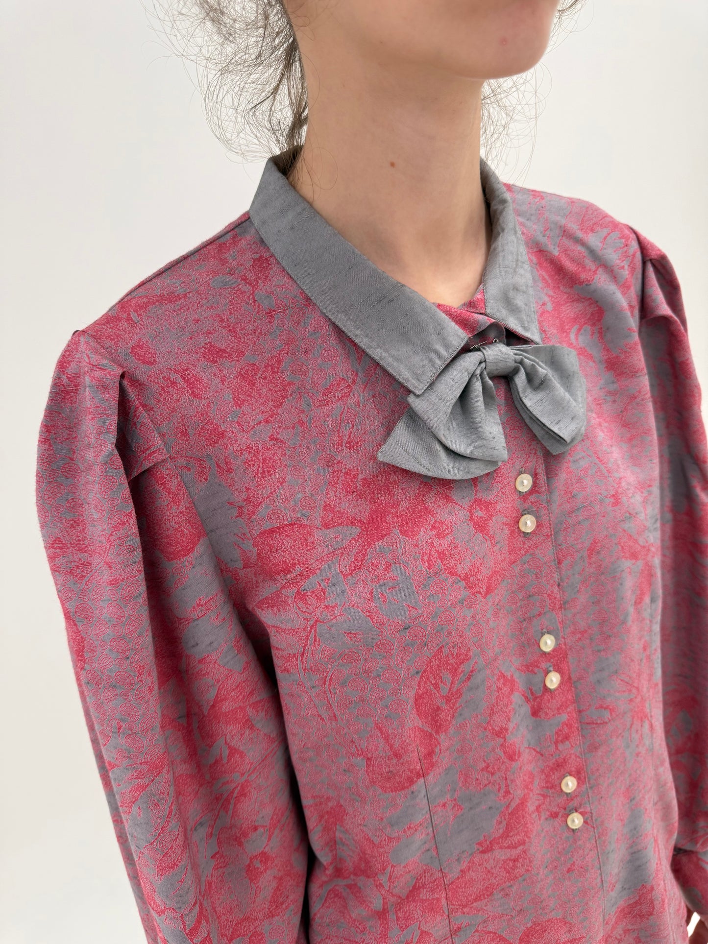 Cămașa vintage cu funda și umeri ușor bufanți