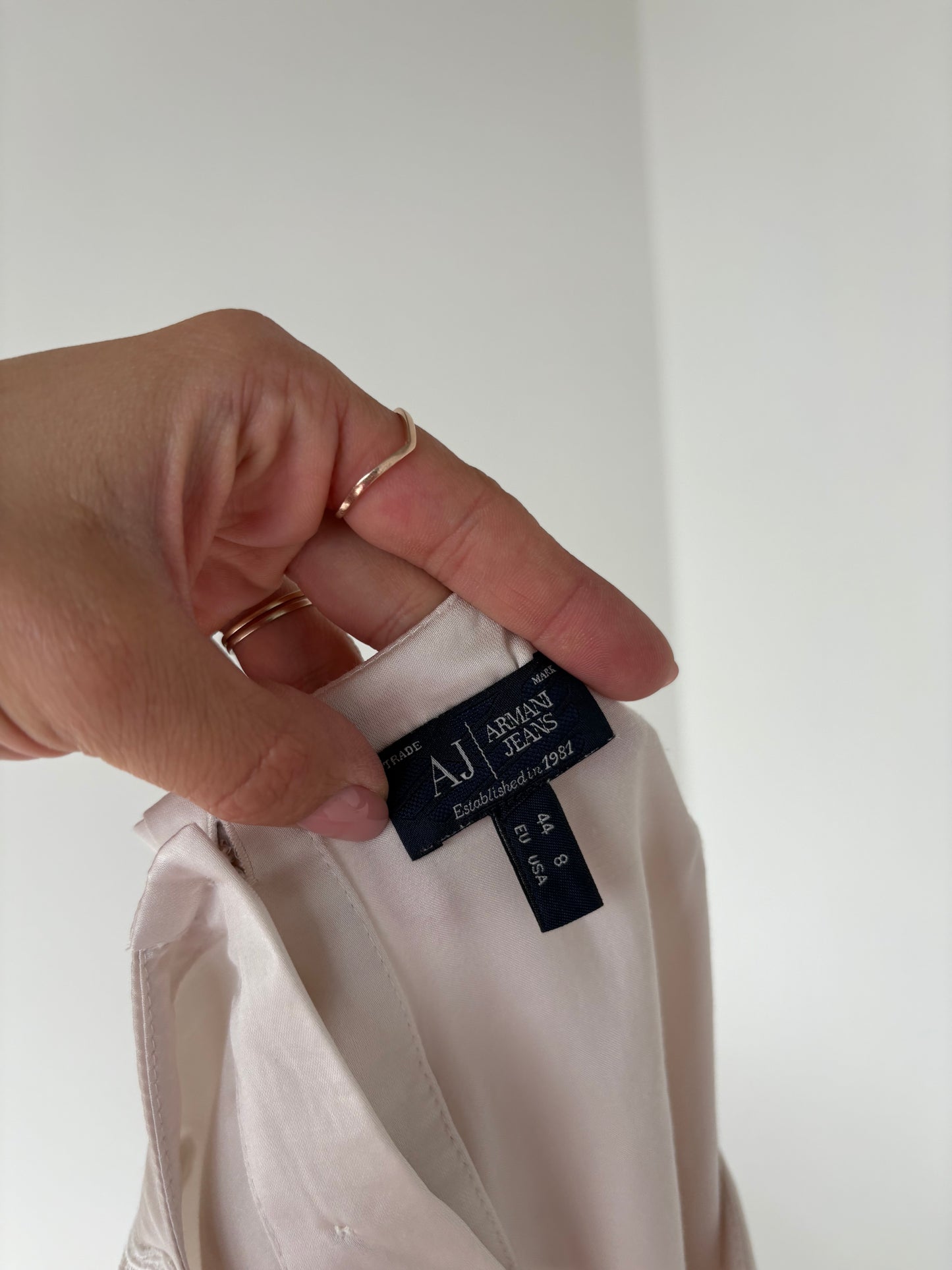 Top satinat butter white Armani cu aplicații pe umeri