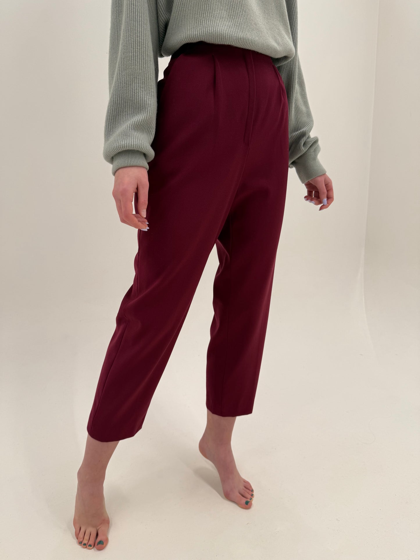 Pantaloni burgundy cu pense și talie ultra înaltă din lana extrafina de primăvară