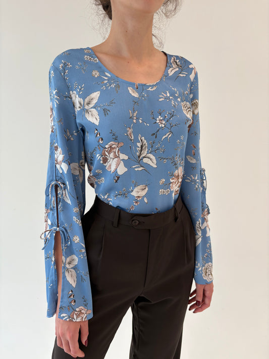 Top albastru ciel ușor satinat cu mâneci evazate și print floral