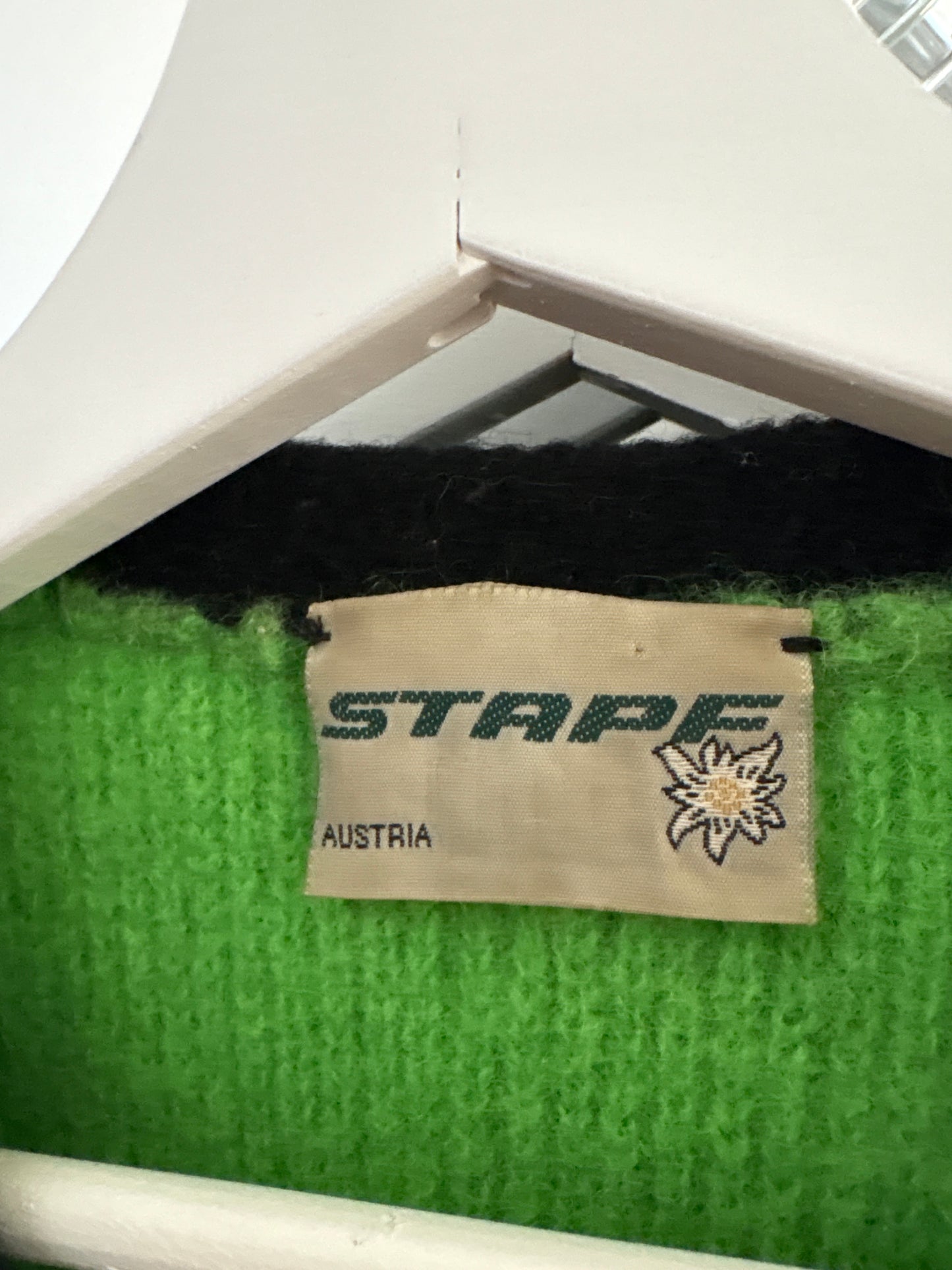 Jacheta din boiled wool gros în Culaore tare și croi minimalist