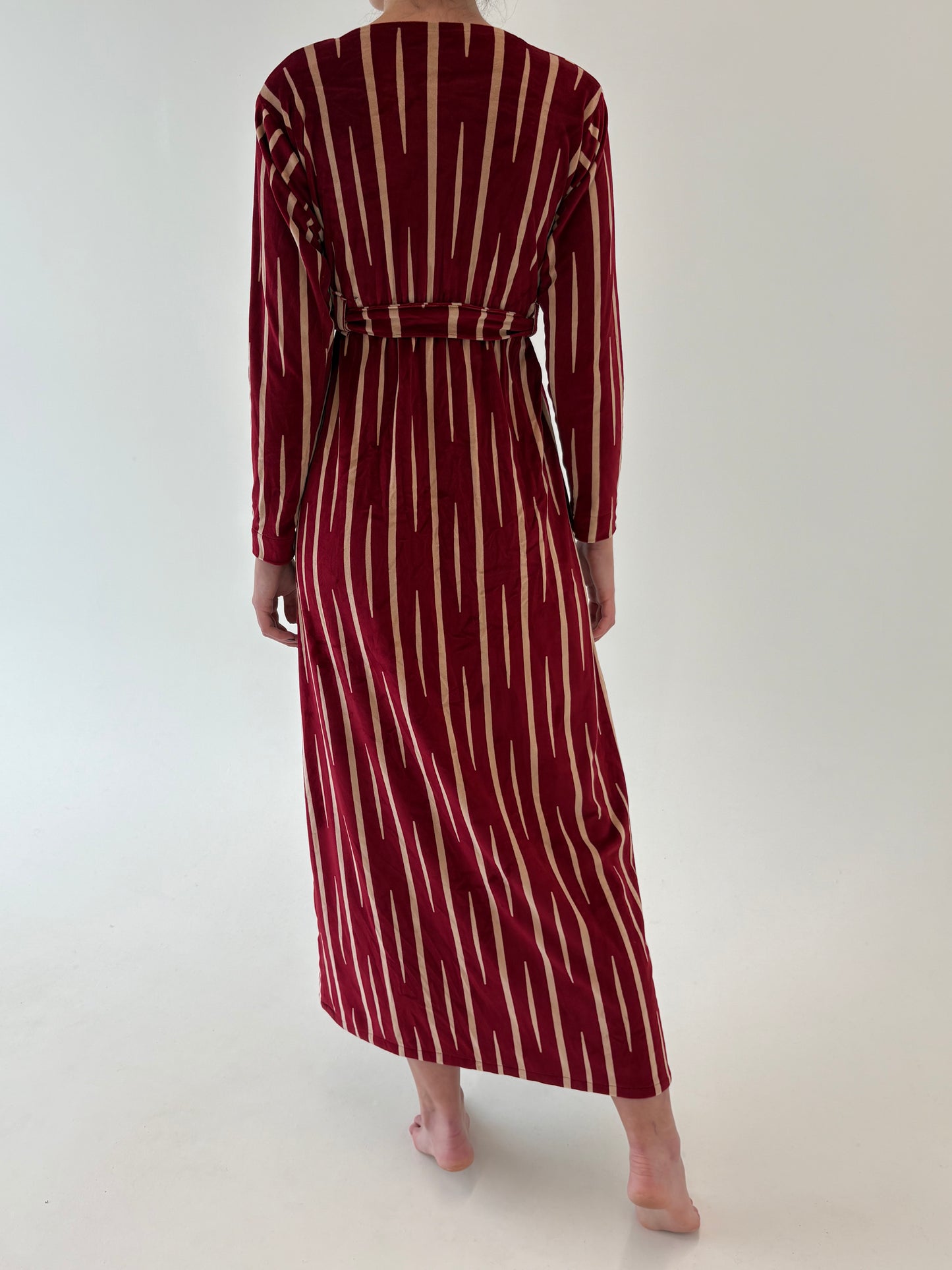 Rochie maxi din catifea burgundy cu dungi verticale camel și talie marcată