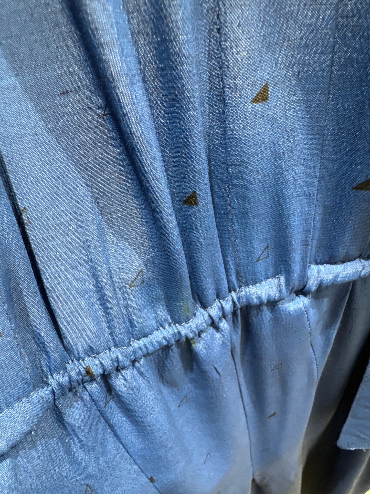 Rochie vintage albastru cerneală cu manșete contrastante și buzunare