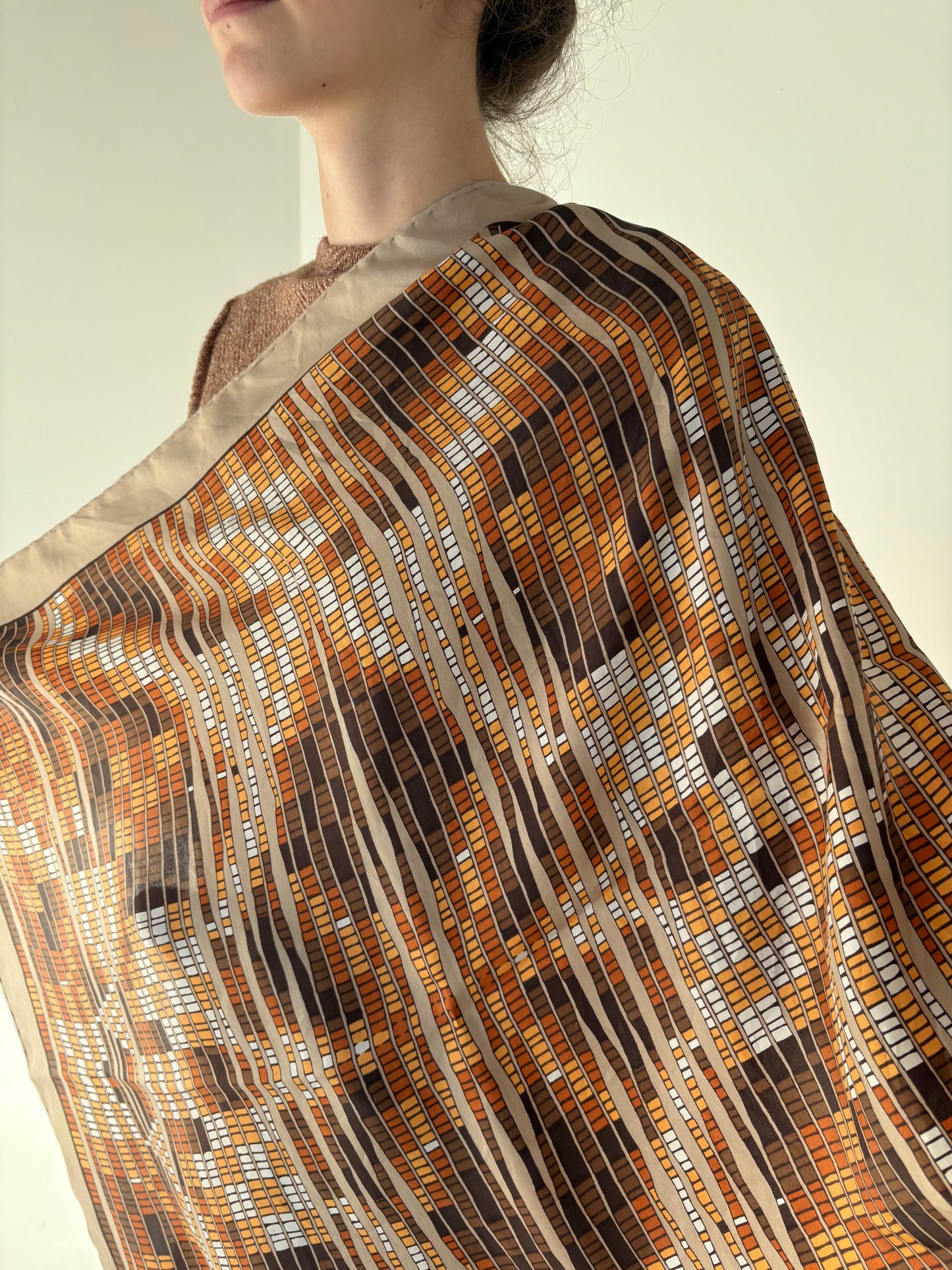 Eșarfă camel cu print din mătase naturală