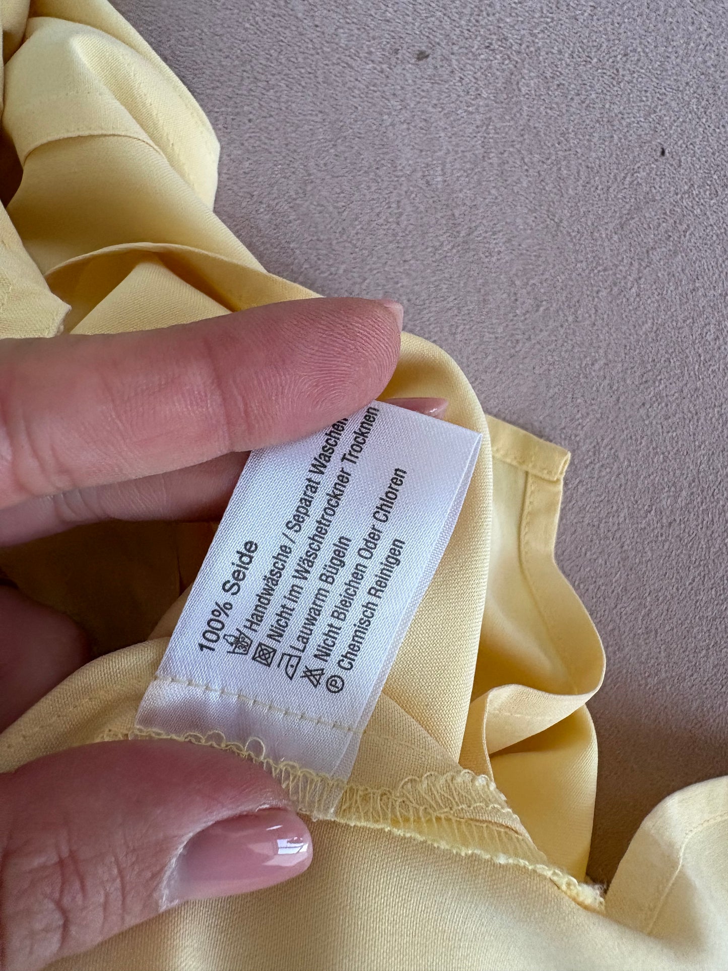 Cămașa din pânză de mătase naturală butter yellow cu nasturi mother of pearl