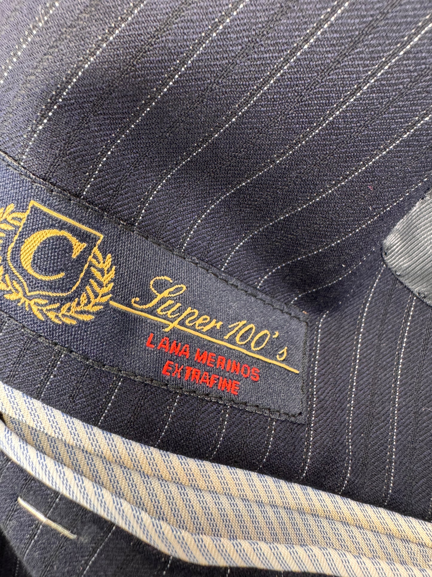 Costum Navy cu dungi fine ivoire din lana merino extrafina ușor lucioasă