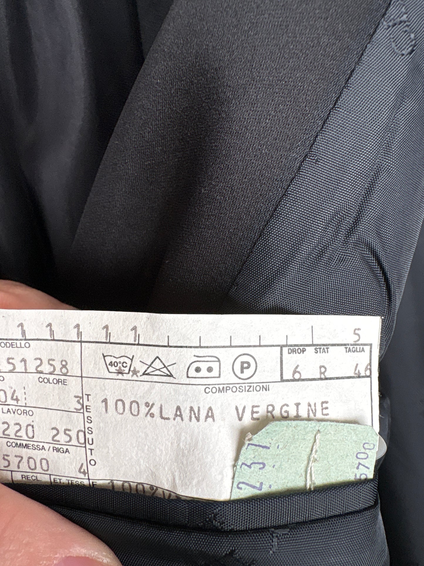 Sacou negru de ceremonie cu revere satinate și închidere tip smoking
