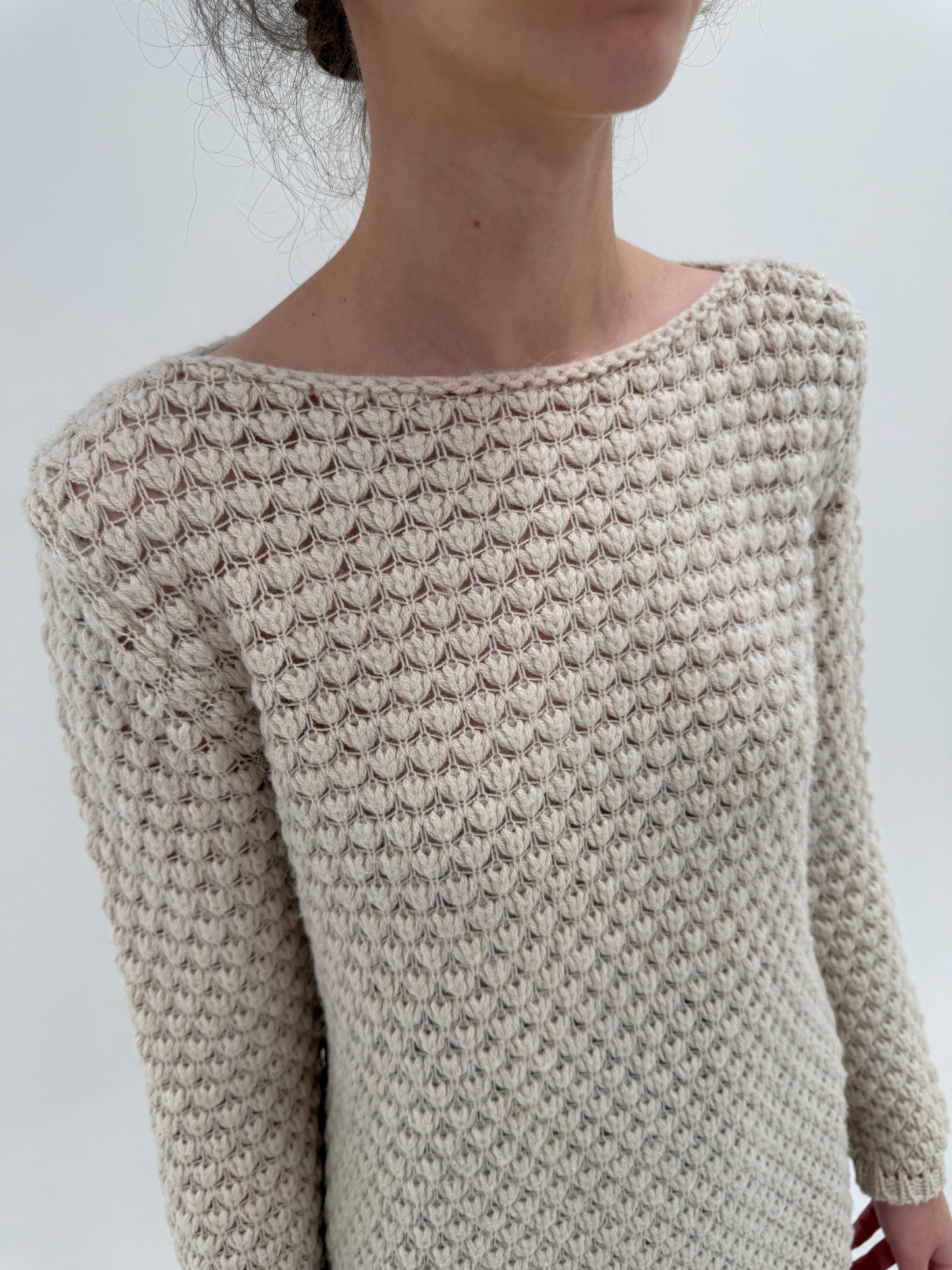 Pulover light nude texturat din lana extrafina cu decolteu bărcuță