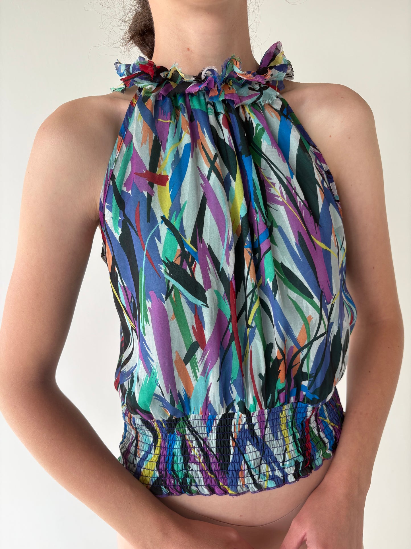 Top colorat halterneck cu talie marcată