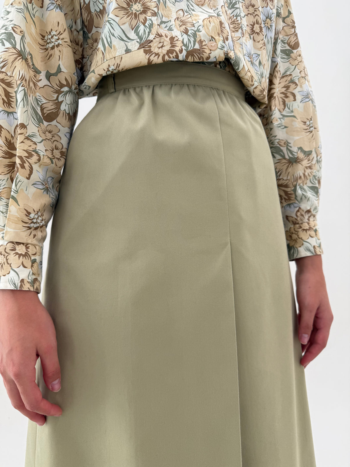 Costum vintage din gabardină de bumbac light kaki în croi retro modern