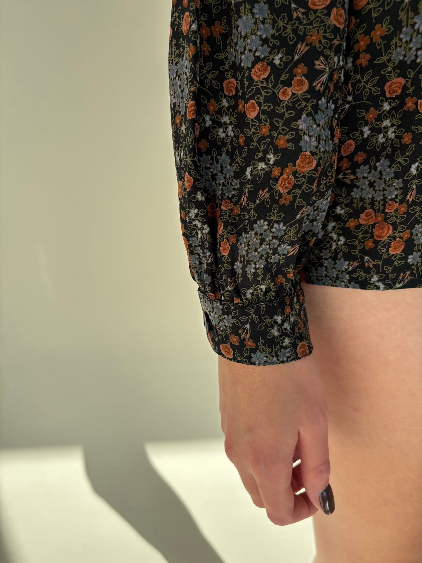 Cămașa vintage cu print floral delicat