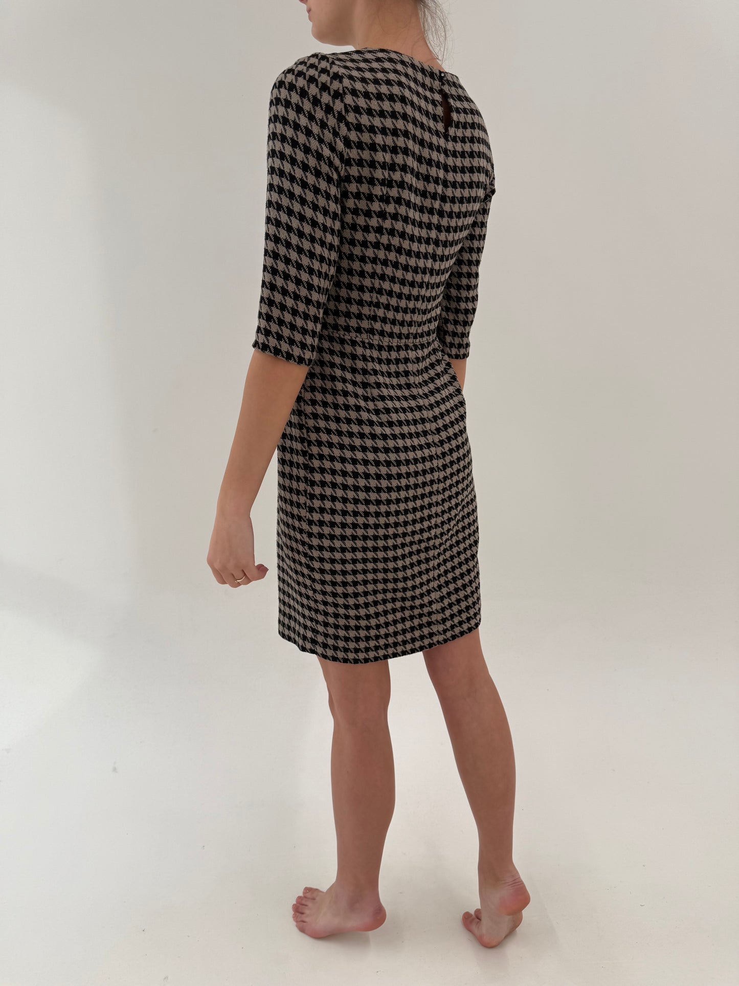 Rochie business pied de coq negru și taupe cu talie ultra înaltă marcată