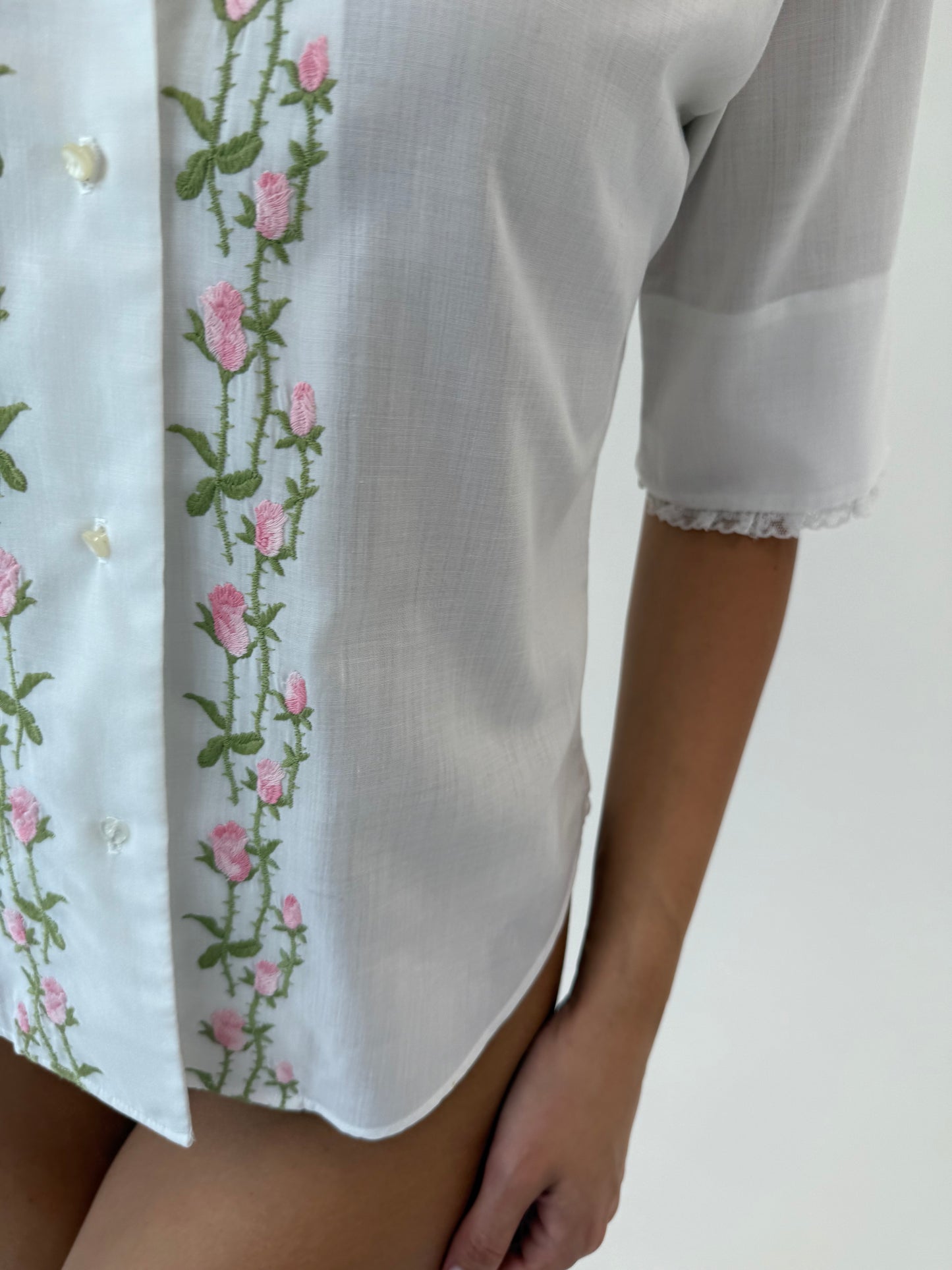 Cămașa vintage din bumbac cu broderie superbă