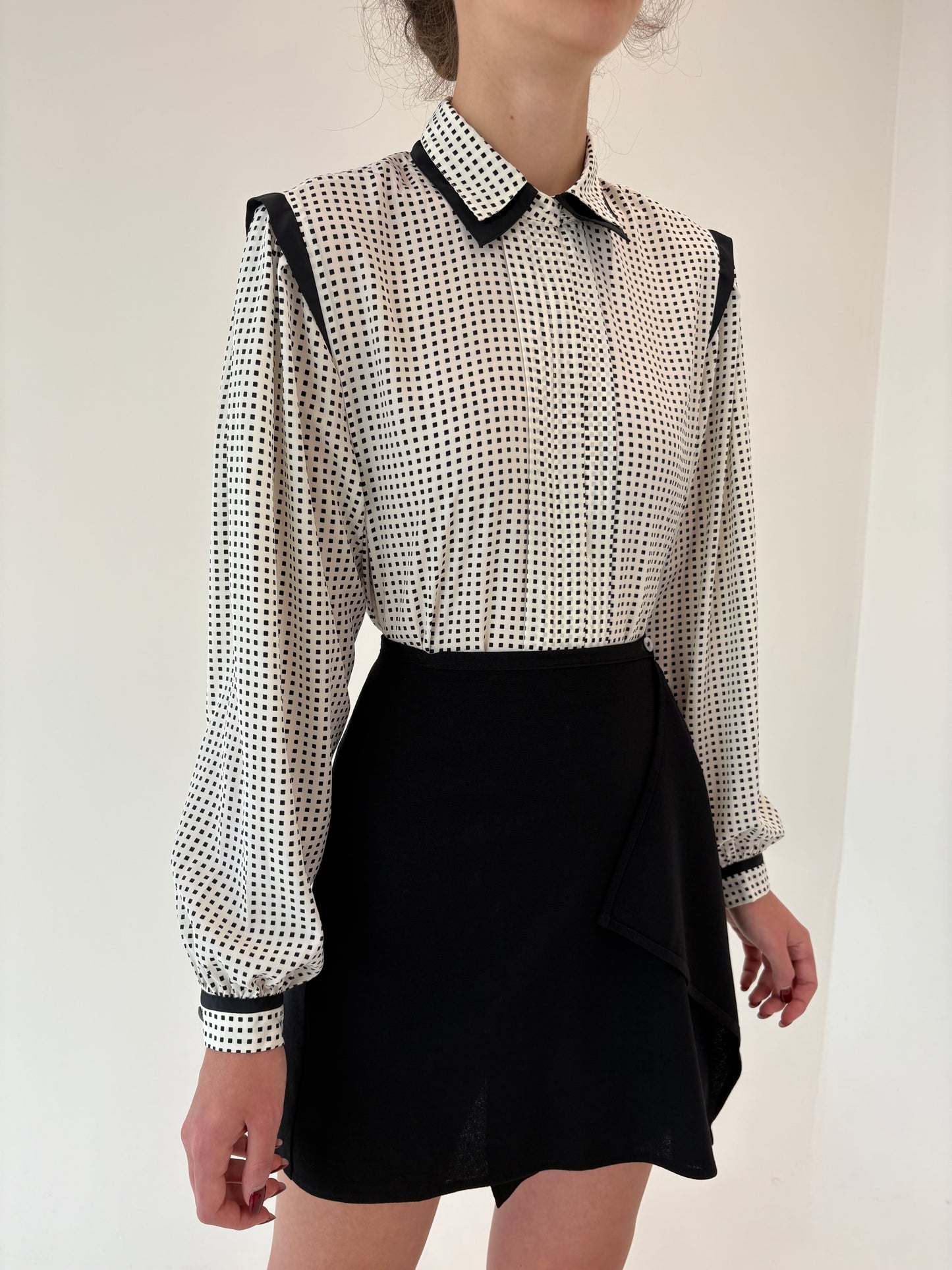 Fustă neagră mini petecuta din lana pura extrafina certificată