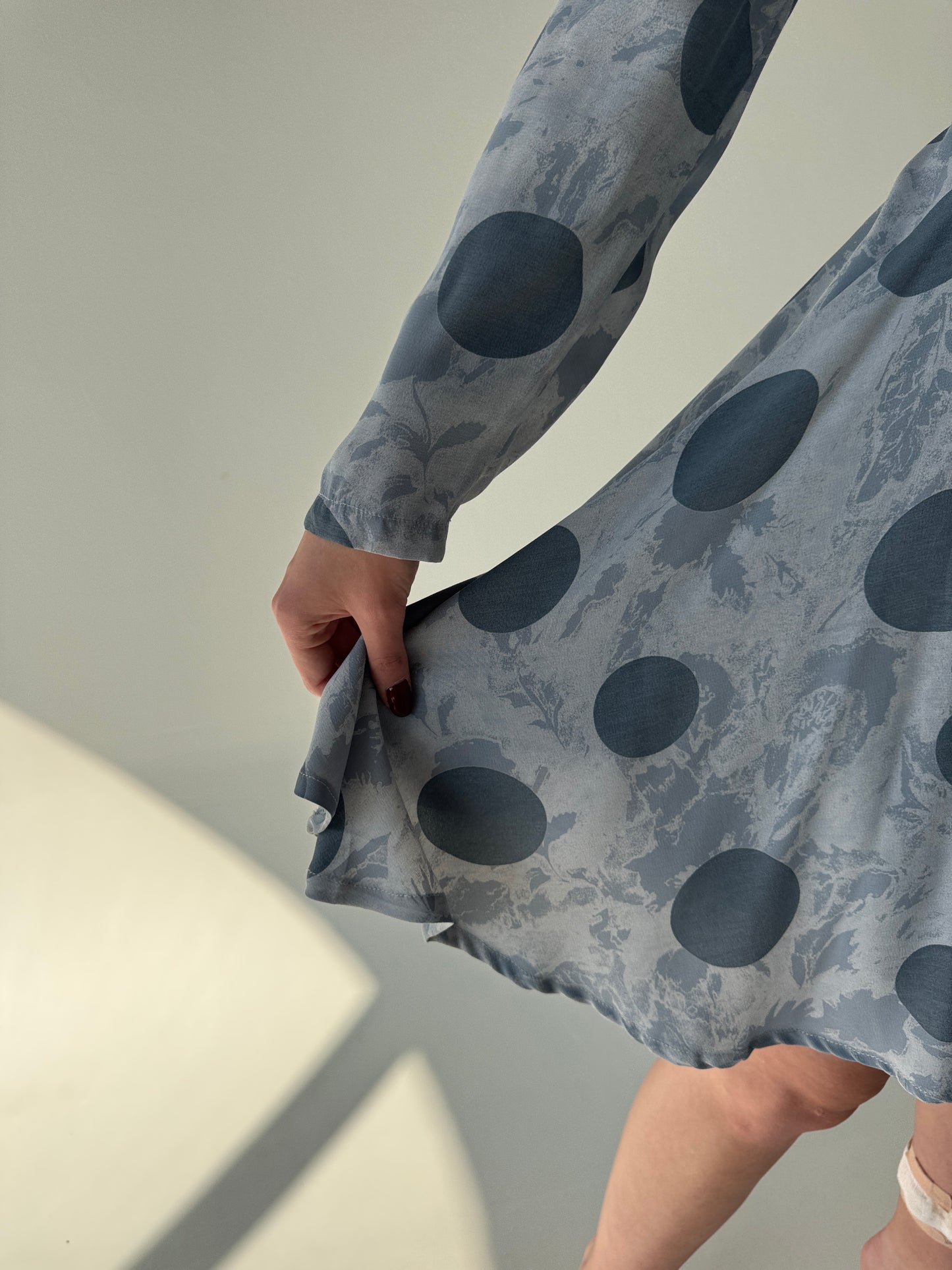 Rochie vintage cu buline, guler supradimensionat si talie ultra marcată