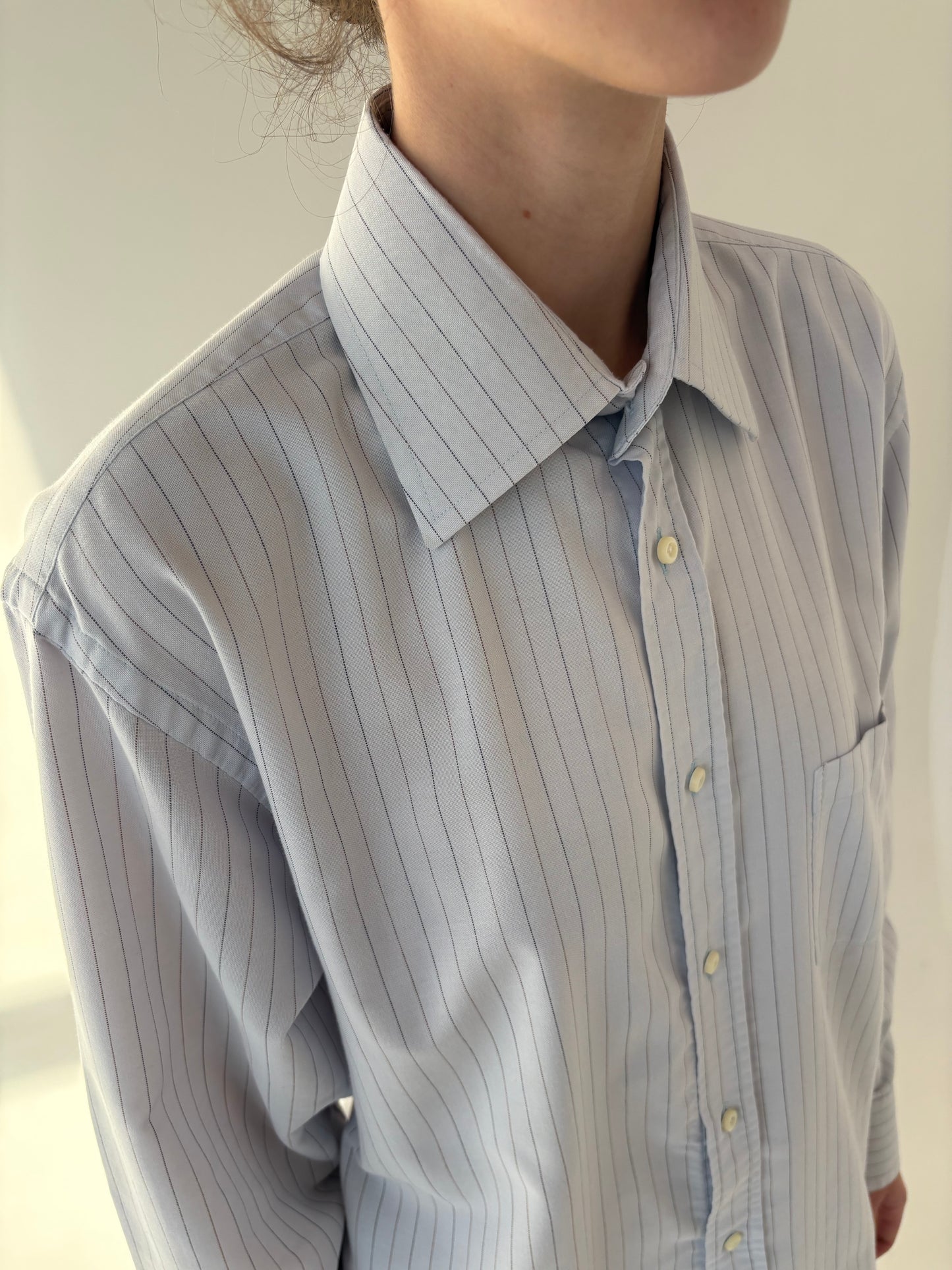 Cămașa baby blue în croi actual cu dungi fine verticale taupe
