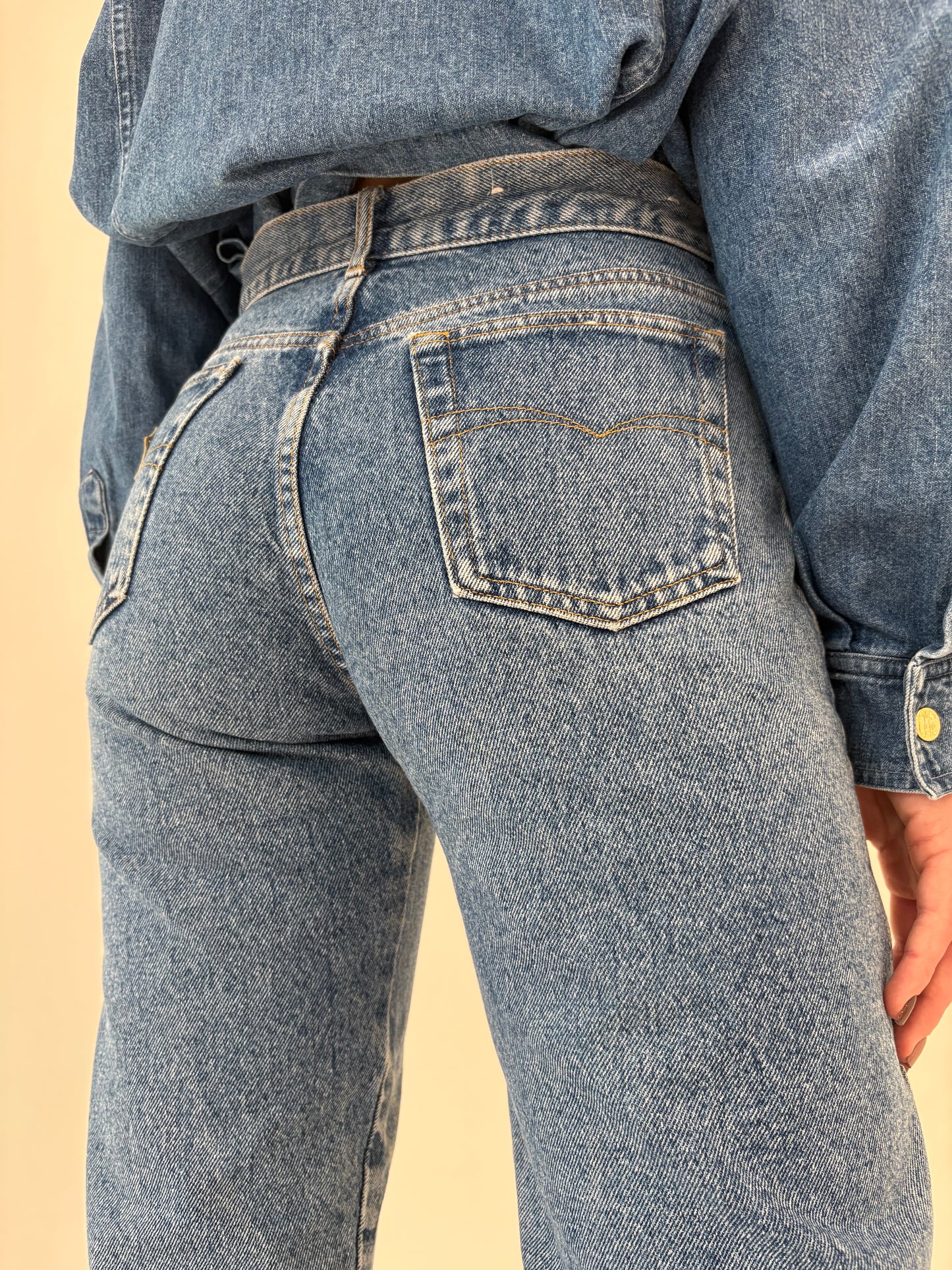 Jeans vintage premium petite clasic wash cu ținuta mom fit
