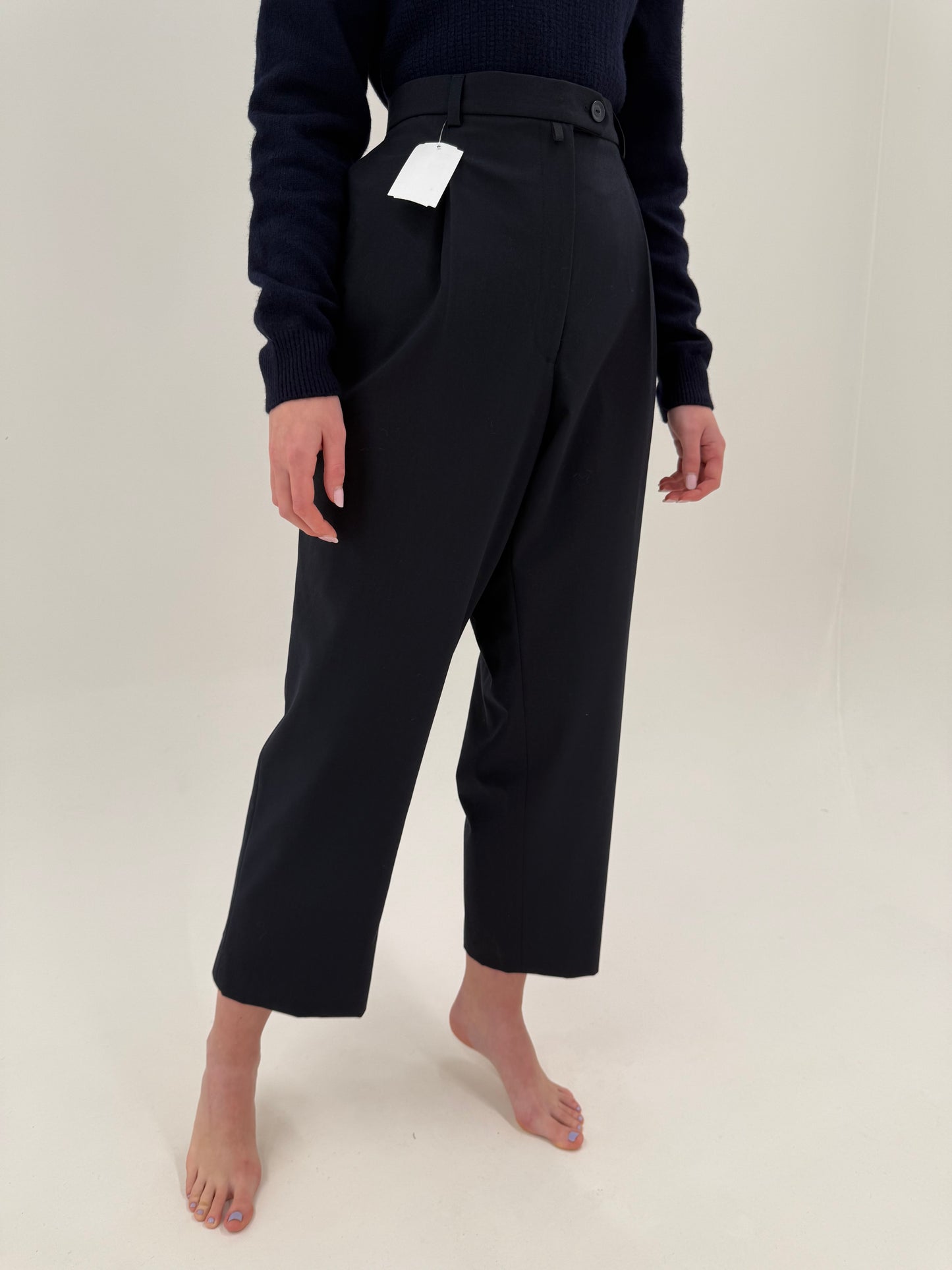 Pantaloni noi cu etichetă cu talie ultra înaltă și pense cu solduri generoase