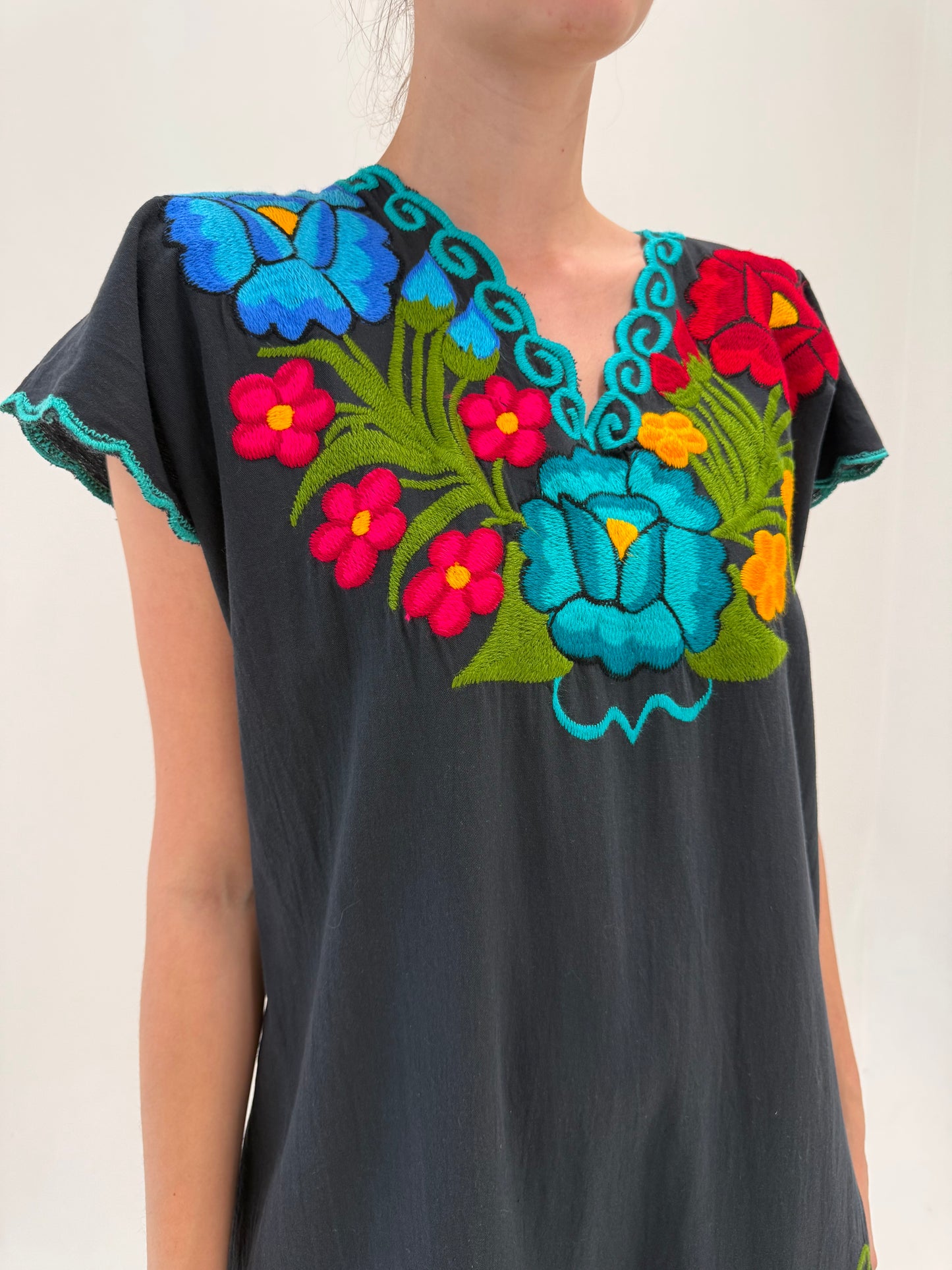 Rochie neagră tip kaftan din pânză cu broderie excepțională în culori tari